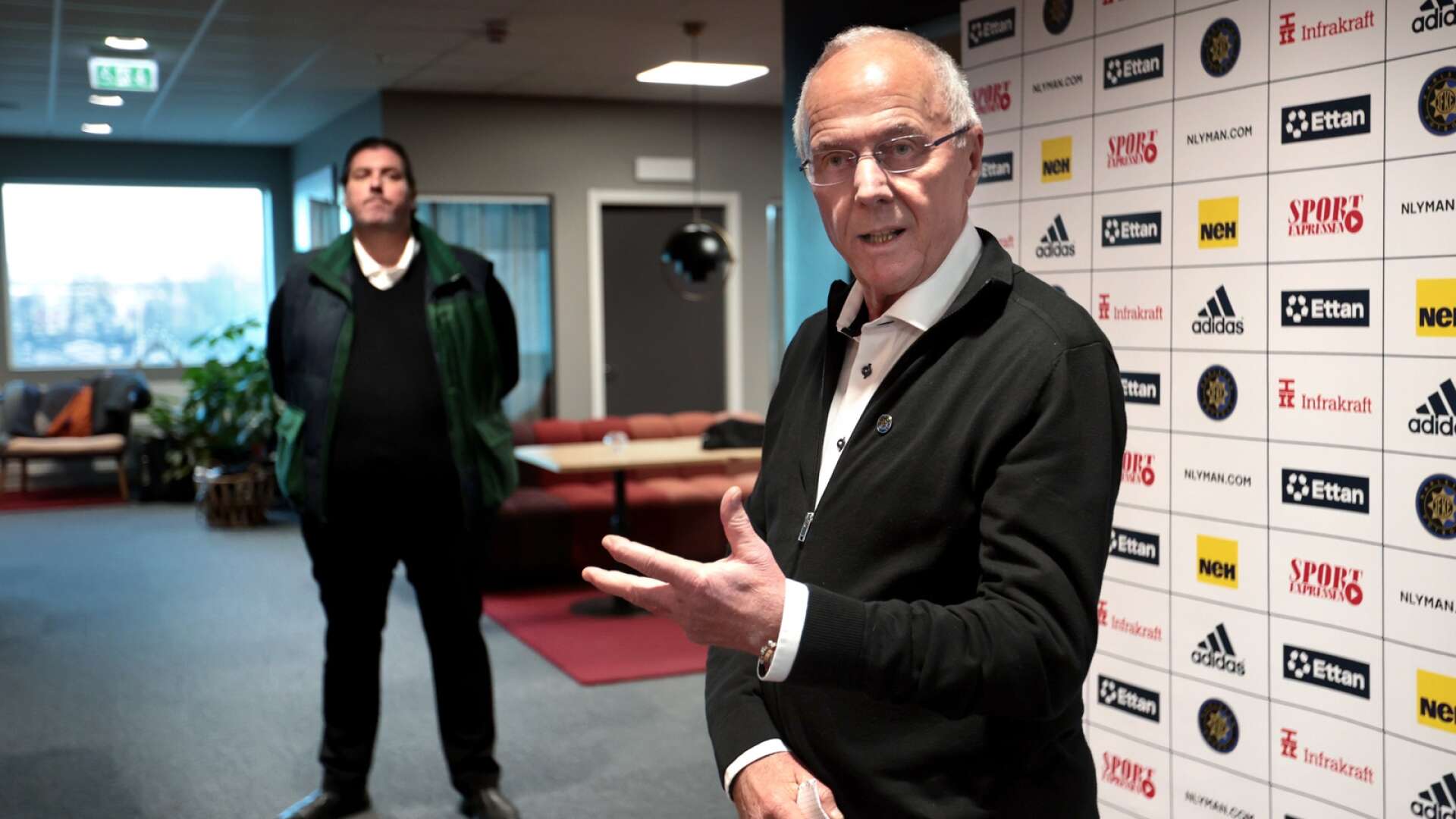 Sven-Göran ”Svennis” Eriksson när han presenterades som Karlstad Fotbolls nya sportchef. I bakgrunden ordföranden Patrik Hjelte. 
