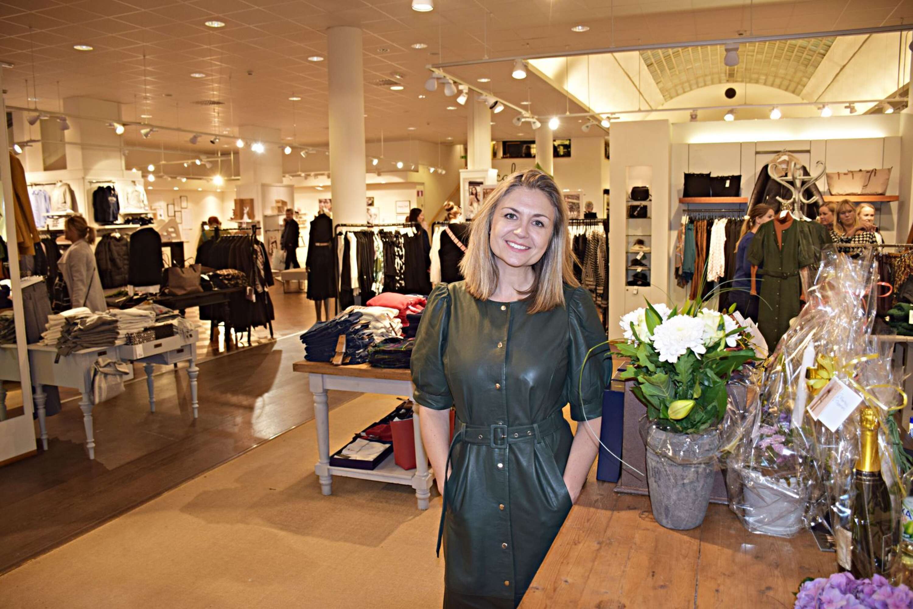 Lena Schullström i Garderobs popup-butik i Karlstad.