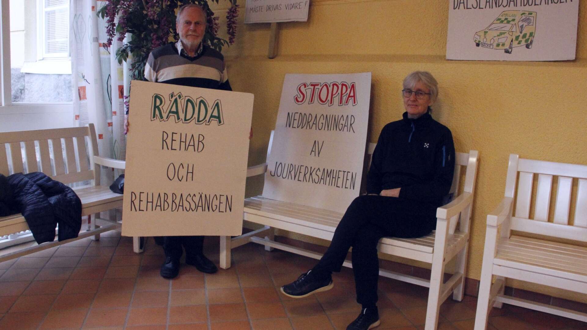 Frivilliga ockuperar på Dalslands sjukhus för att uttrycka sitt missnöje över att NU-sjukvården inte tar över rehabbassängen på Dalslands sjukhus när Aleris lämnat. På bilden syns ockupanterna Leif Johansson och Boel Löfgren.