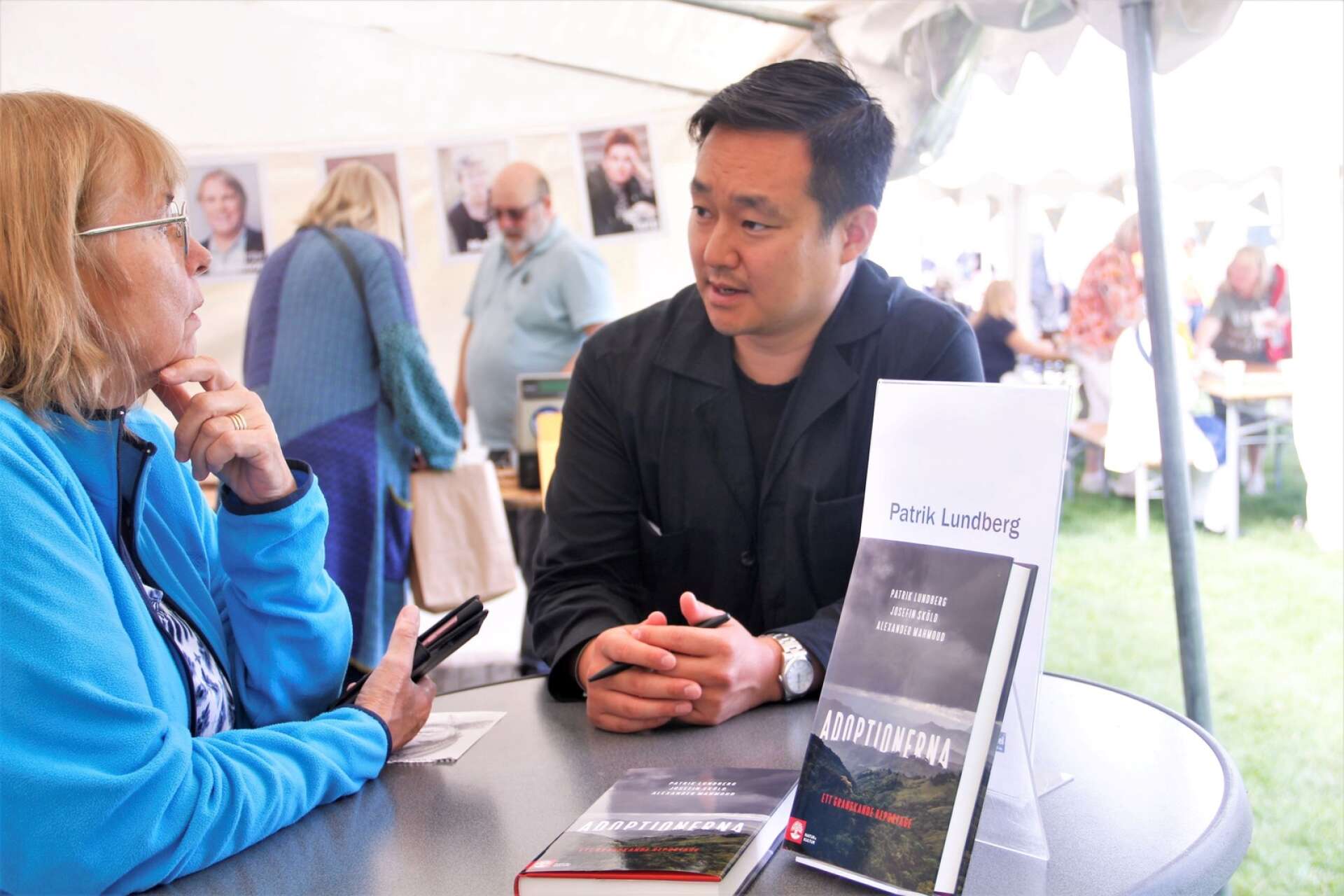 Kina Hammarlund samtalade med författaren Patrik Lundberg efter hans framträdande.