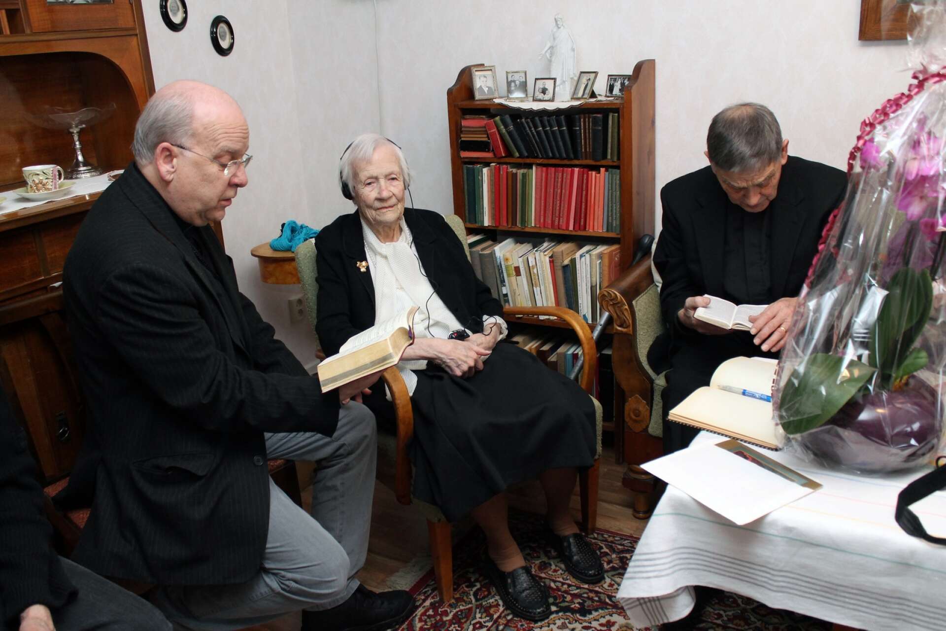 När Maria Larsson fyllde 100 år uppvaktades hon av prästerna Stig Axelsson och Sven Eskils.