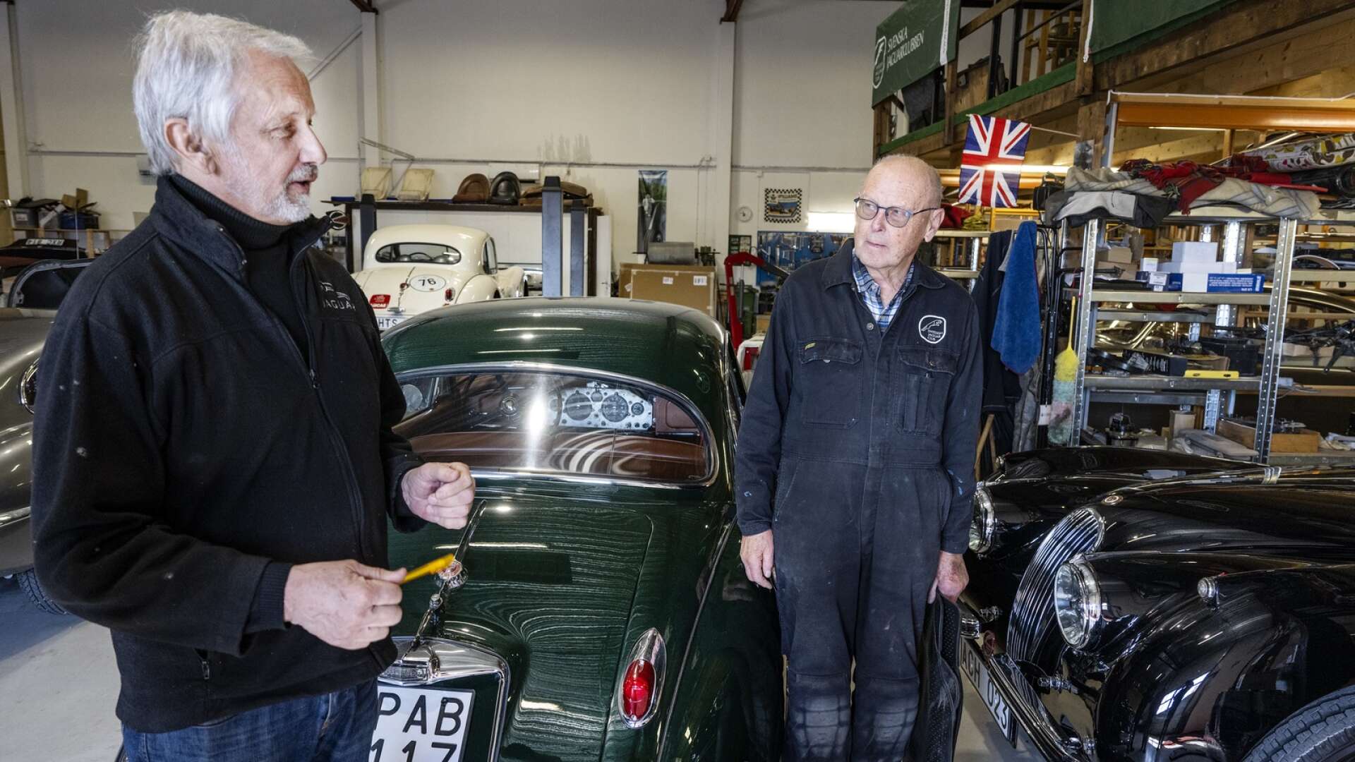 Grundaren Kjell-Åke Gunnarsson och Kjell Eriksson är två av reparatörerna på ”pensionärsdagiset” Oldtimers garage.