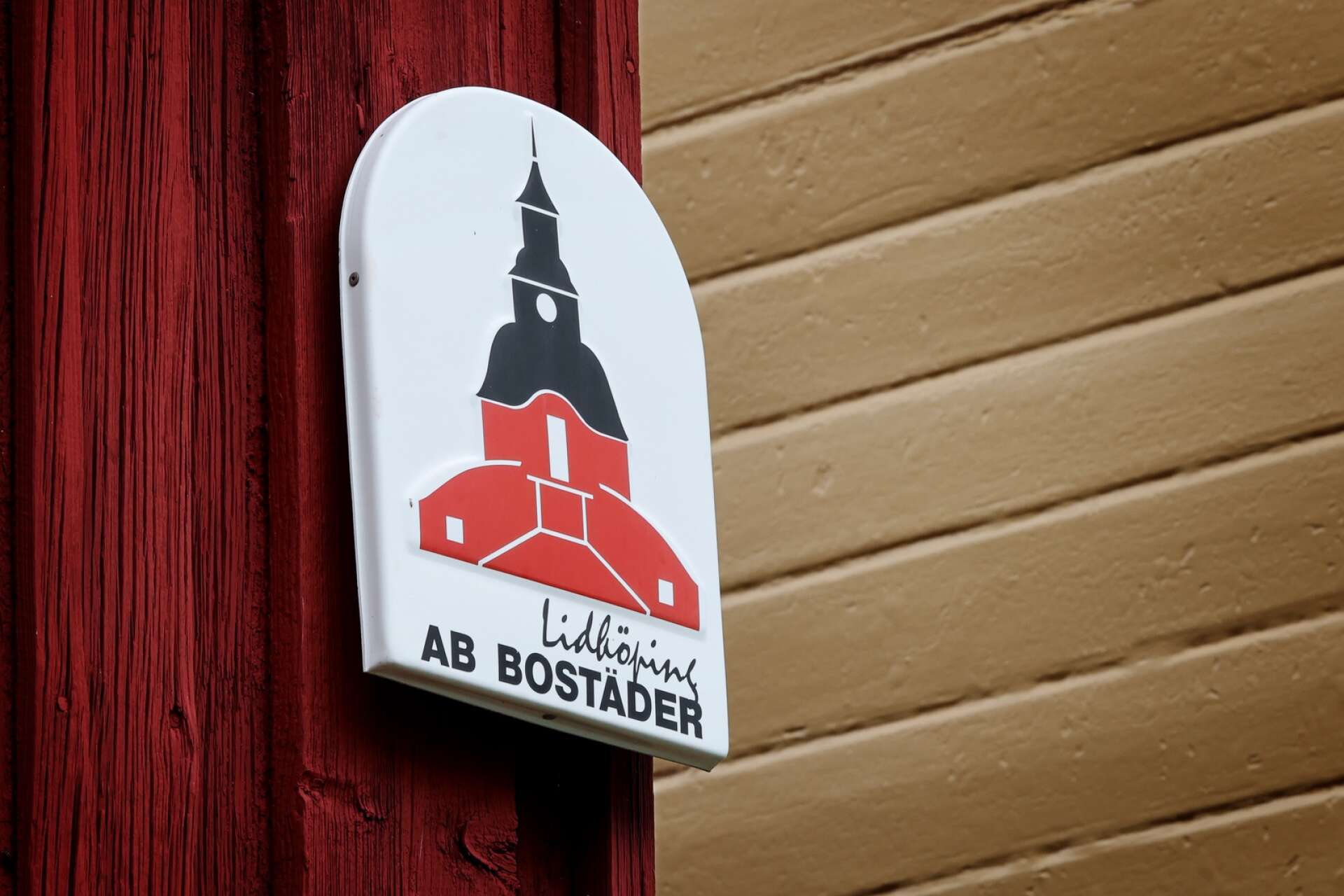 AB Bostäder har nu anlitat en konsult för att göra platskontroller i samband med fasadrenoveringen i kvarteret Leoparden. Dyker för många oegentligheter upp kan bostadsbolaget häva avtalet. 