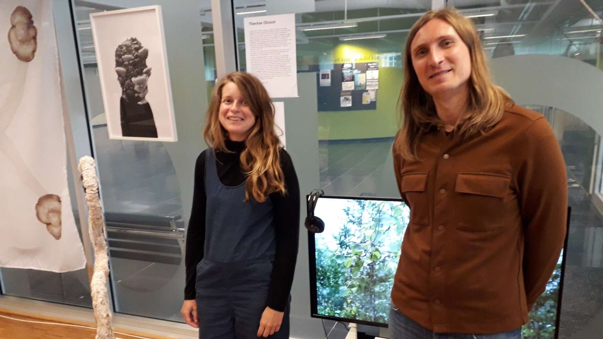 Therése Olsson och Simon Torsell Lerin presenterar organiska konstverk.