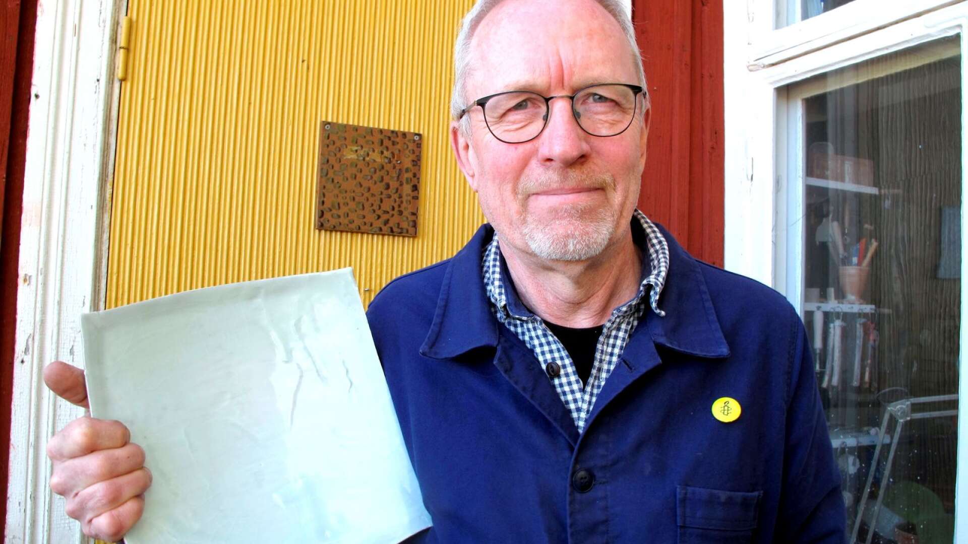 Anders Fredholm bor i Högboda och är medlem i 100-årsjubilerande Arvika konsthantverk sedan 31 år. Nu föräras han Maja Fjaestad-stipendiet.