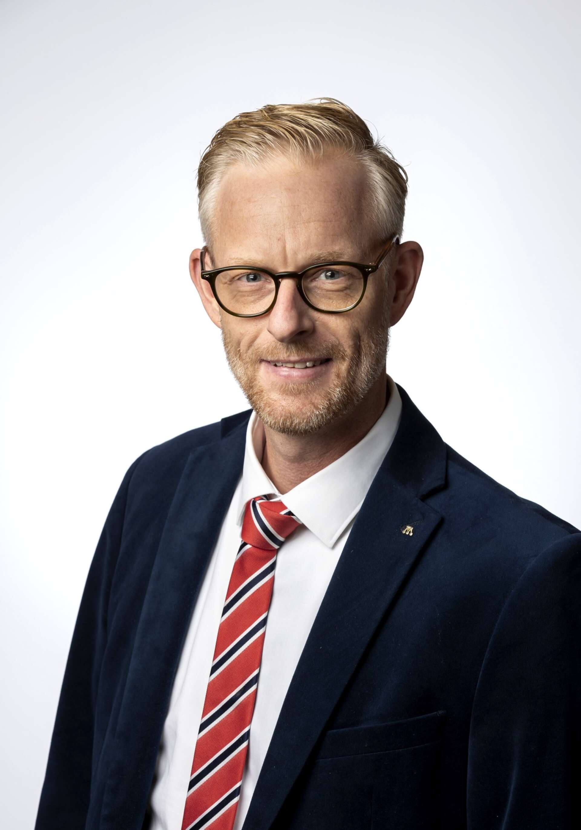 Peter Eriksson, kommunstyrelsens ordförande i Trollhättan, säger till GP att Johan Abrahamsson kommer att vara en tas upp i partiföreningen.