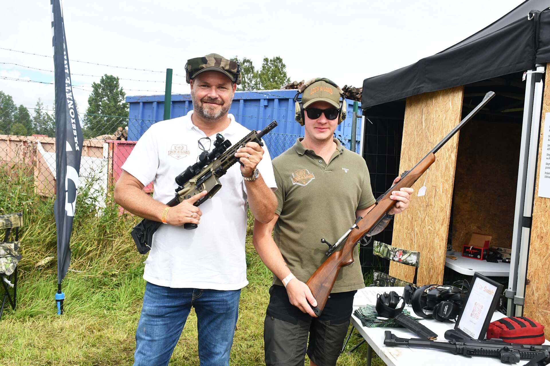 Mattias Anderhed och Kristoffer Ahl hade en mängd olika vapen som besökarna erbjöds att testa. 