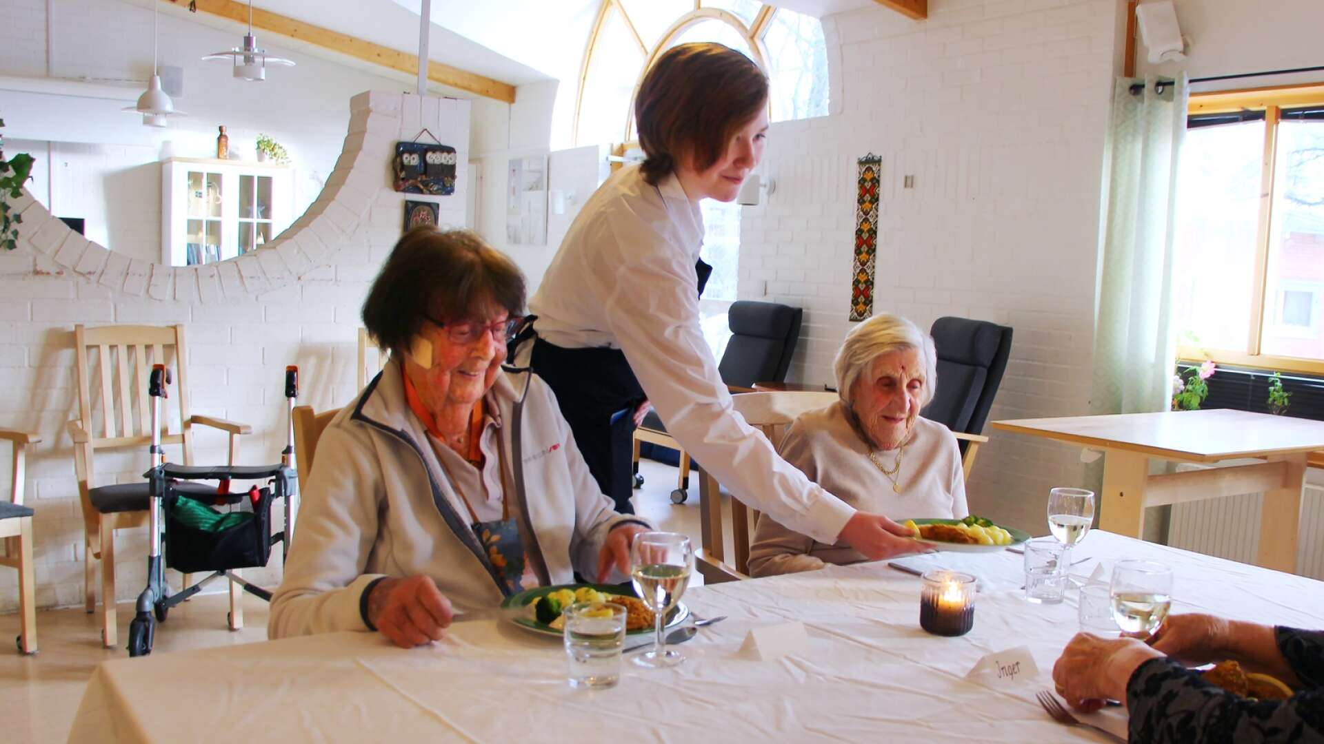 Clara Ljungqvist serverade varmrätten till Inga-Maria Arnell och Sigrid Hallberg.