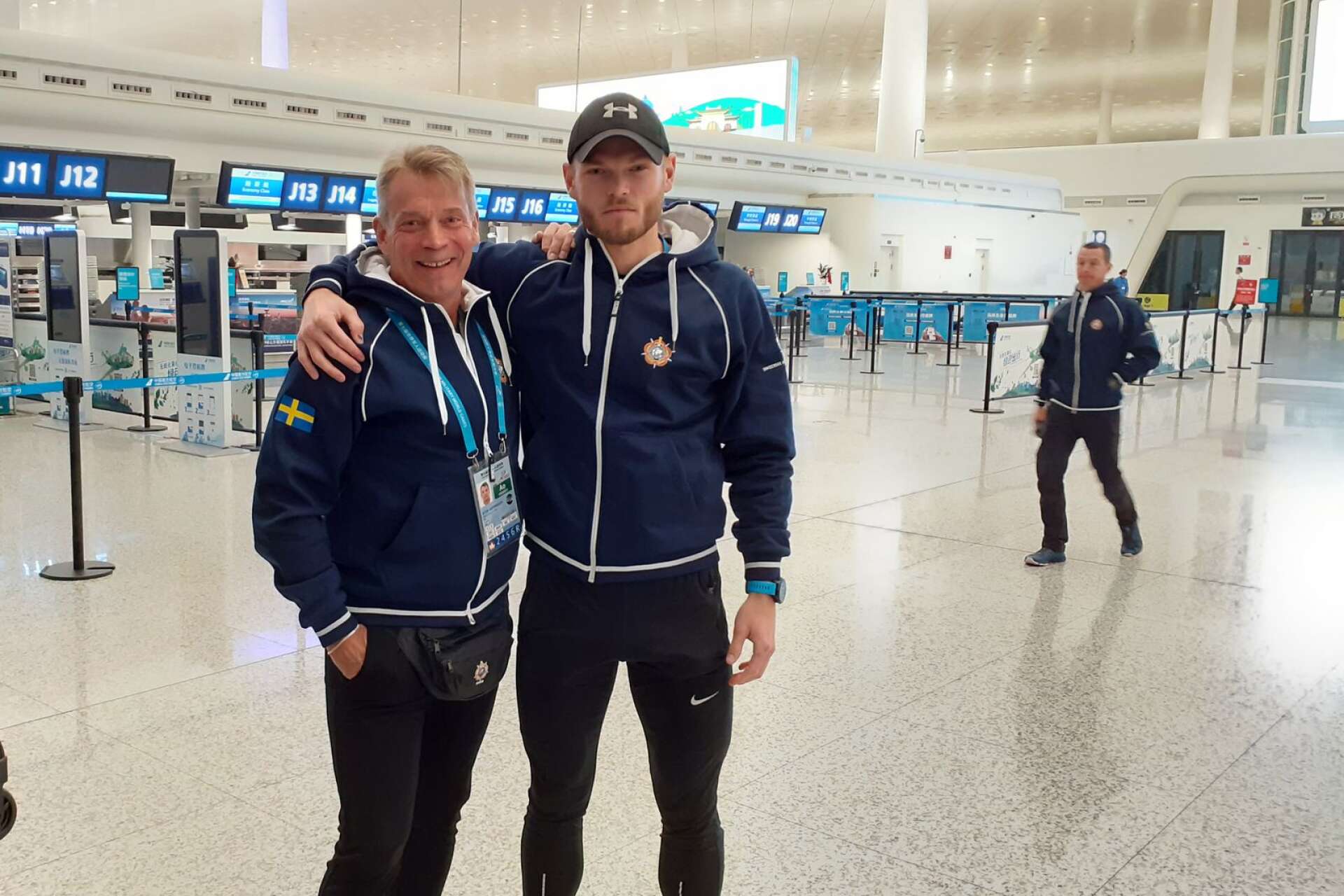 Jonatan med Sveriges truppchef Sven Antonsson, på flygplatsen innan resan hem.