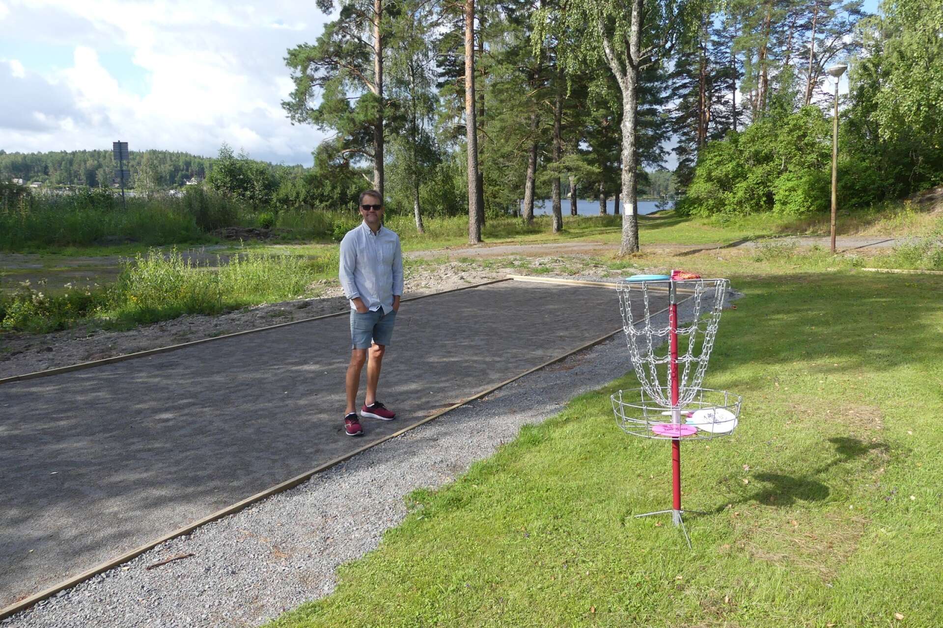 Joakim Götborg visar den nya boulebanan. Boule och discgolf är några exempel på aktiviteter som kommer att erbjudas under Västerängs sommarvecka.