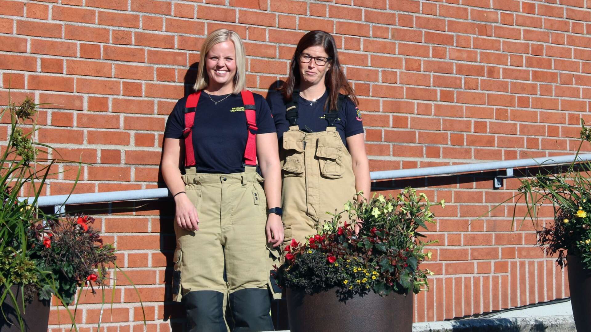 Sara Karlsson och Linda Blixtfeldt trivs bra på räddningstjänsten.