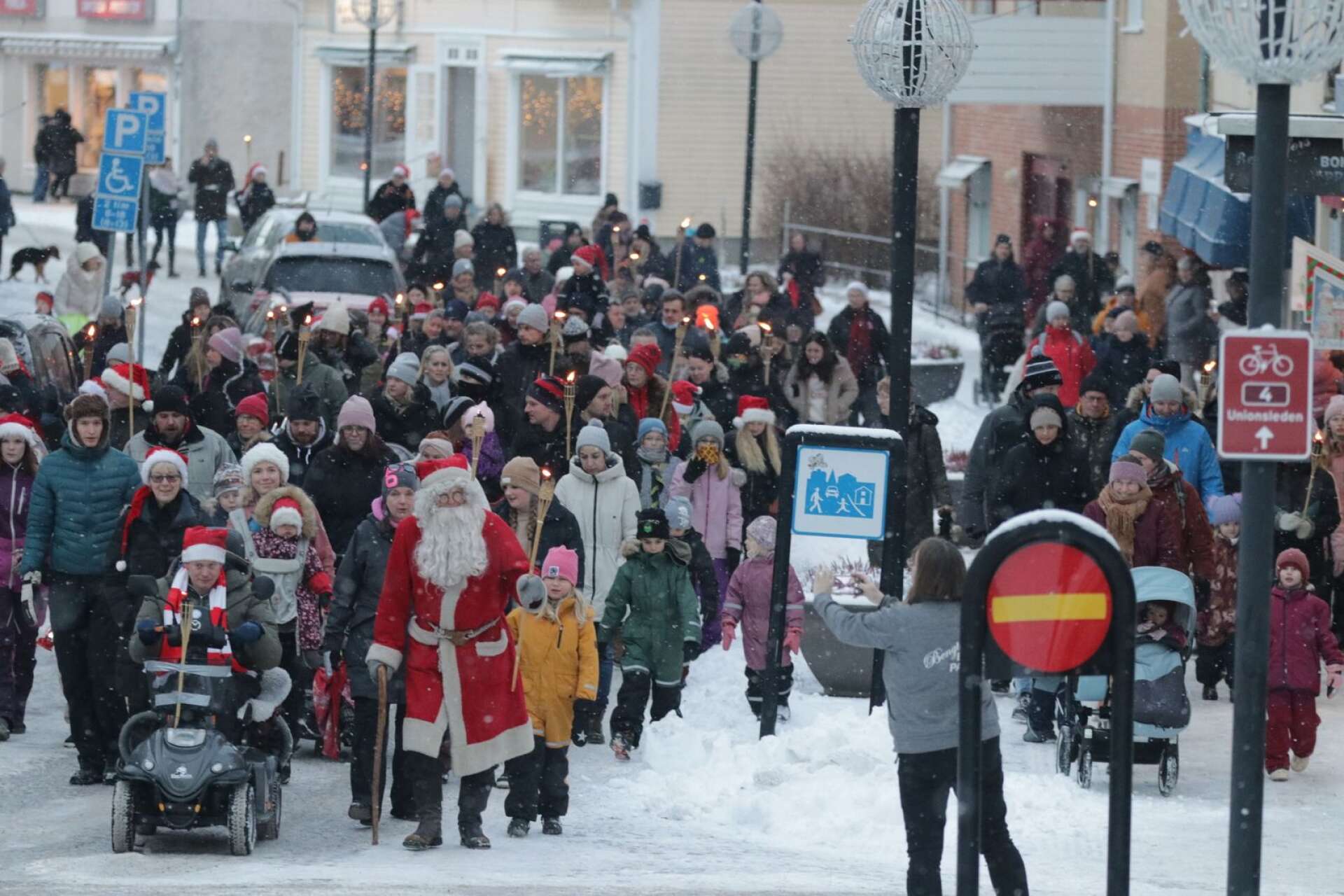Tomteparaden gick längs Storgatan på väg mot Nygårdstorget.