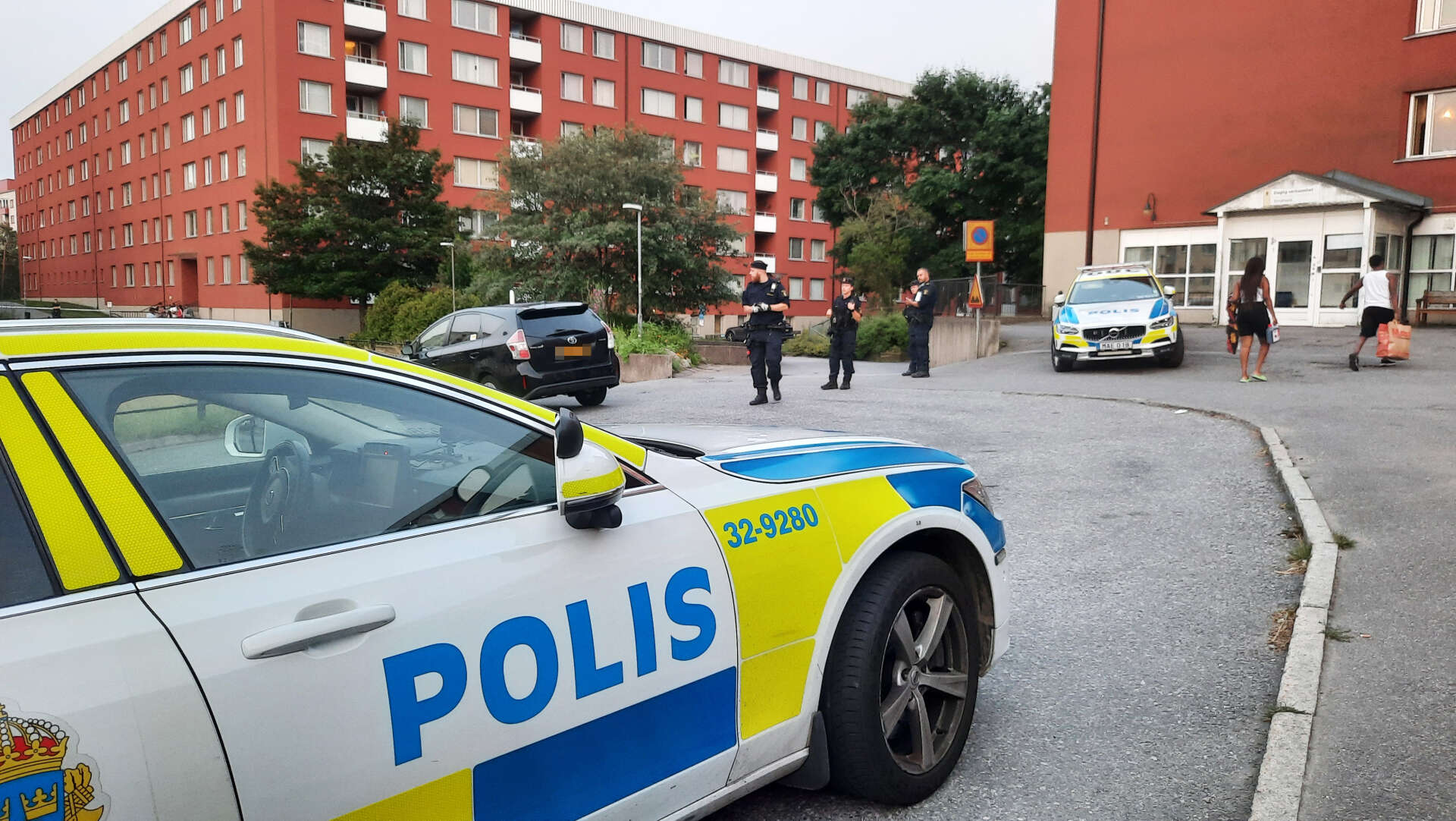 Poliser på plats i Flemingsberg där man fick in larm om skottlossning på lördagskvällen.