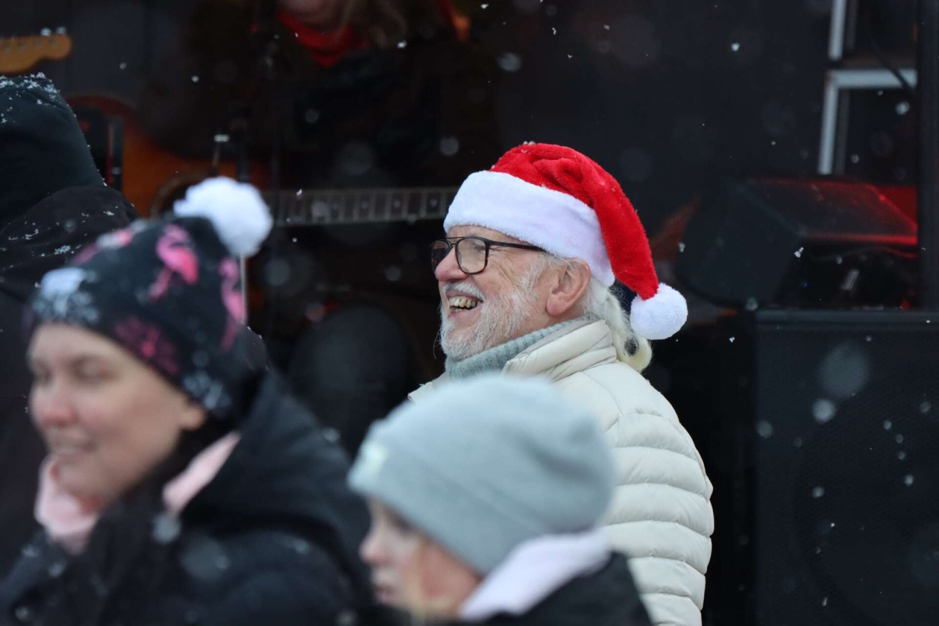Filipstads julmarknad blev en fest för hela familjen. Det såldes juldekorationer, lotter och hembakat, bland annat. Marknaden arrangerades av Filipstadsföretag i samverkan. Thomas Andersson bjöd på ett och annat leende.