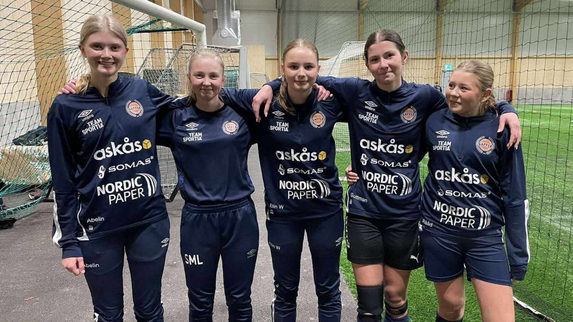 Fem tjejer från Säffle SK har blivit kallade till Värmlands distriktslag. Från vänster: Elin Abelin, Selma Möller-Lööf, Elin Wittemyr, Tindra Guttman och Tuva Rååd.