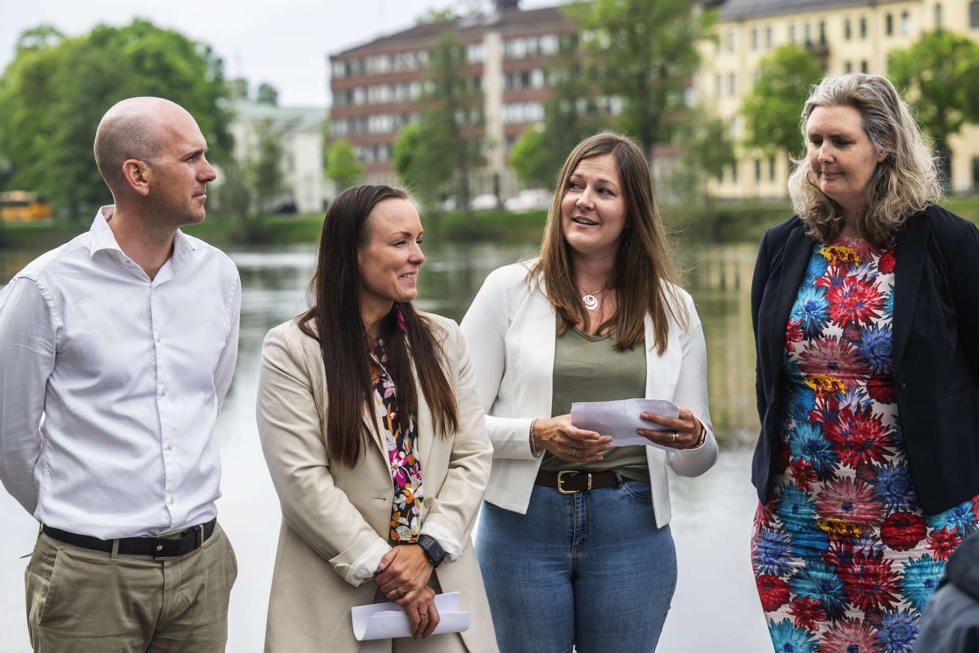 Anders Tallgren (S), Linda Larsson (S). Frida Pettersson (C) och Monika Bubholz (MP), presenterade det grönröda styrets budget för 2024. 