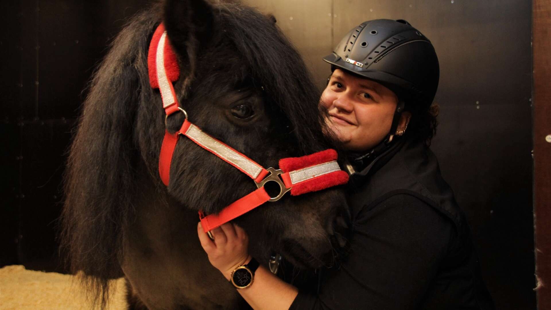 I måndags invigdes den nya hästmottagningen hos distriktsveterinärerna i Bäckefors. Veterinär Melina Landberg och hästen Klarabella uppskattar satsningen. 