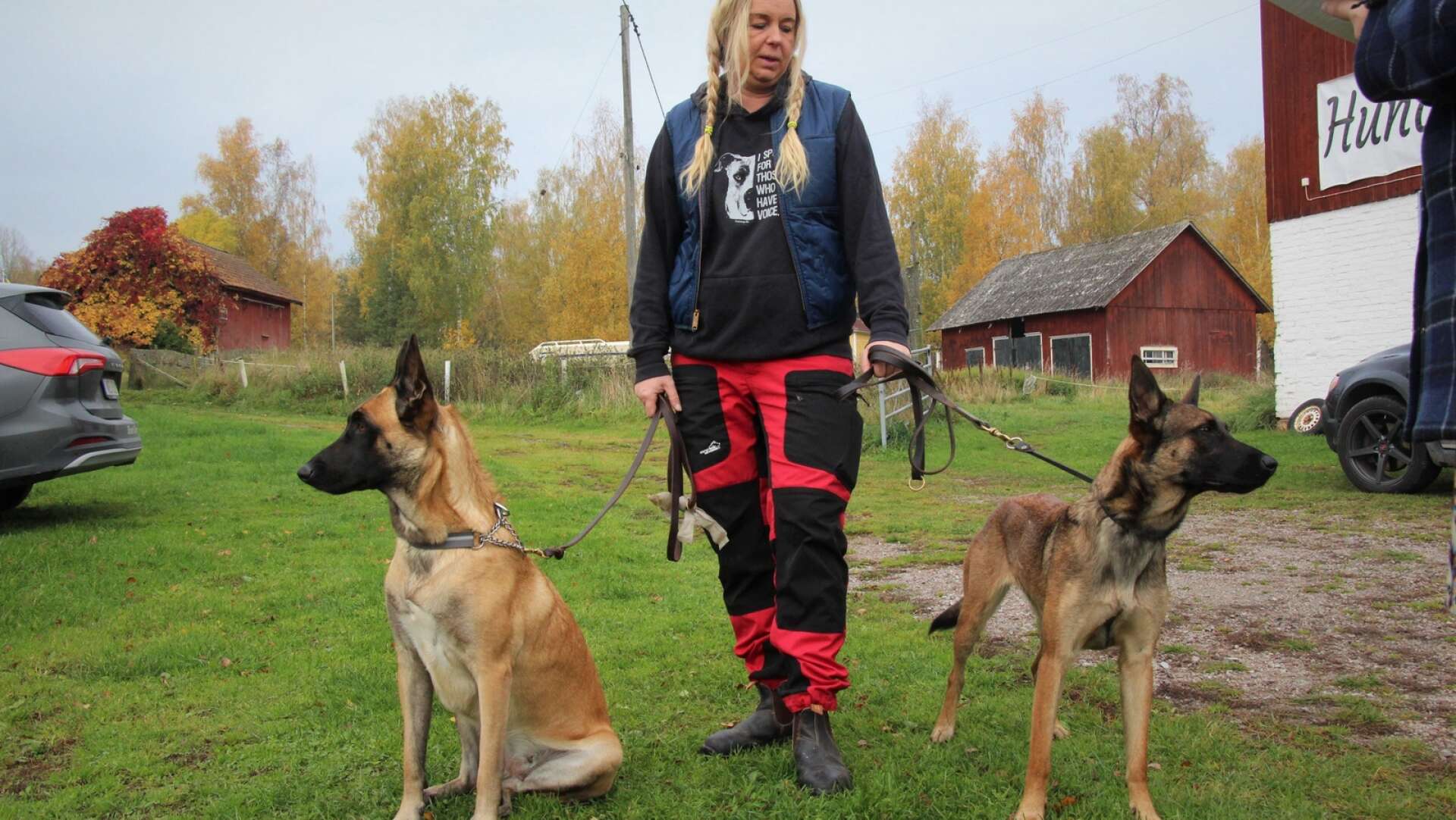 Eva Gustavsson med två av sina hundar, malinoiserna Bella och Vilda. 