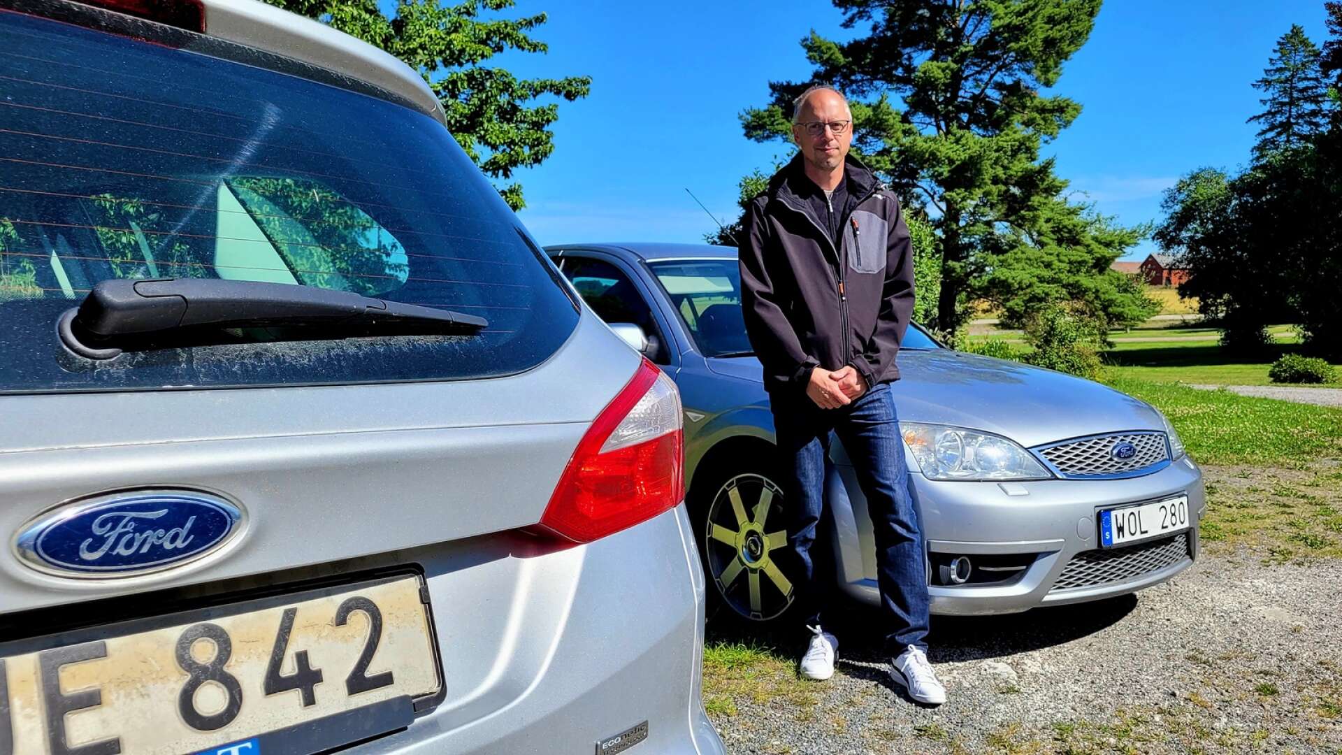 Dags för Fordfest på Brännebacka gård. Henrik Brännegårdh hoppas på många besökare kring bilarna.