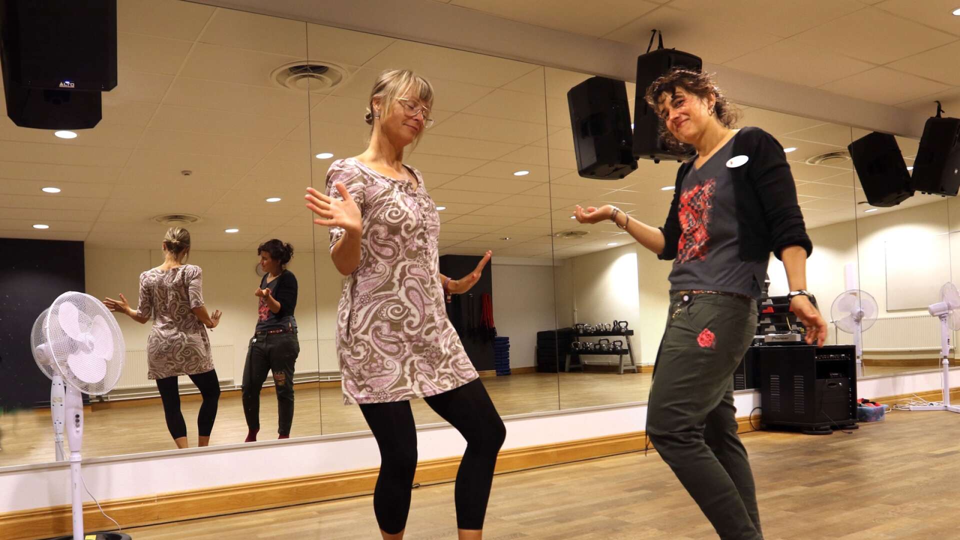 Medborgarskolan, Actic och Språkvän anordnar dansworkshops två onsdagar i rad. Anna van der Tol och Gabriella Alvarez Roosvall hoppas att dansen kan skapa en gemenskap.
