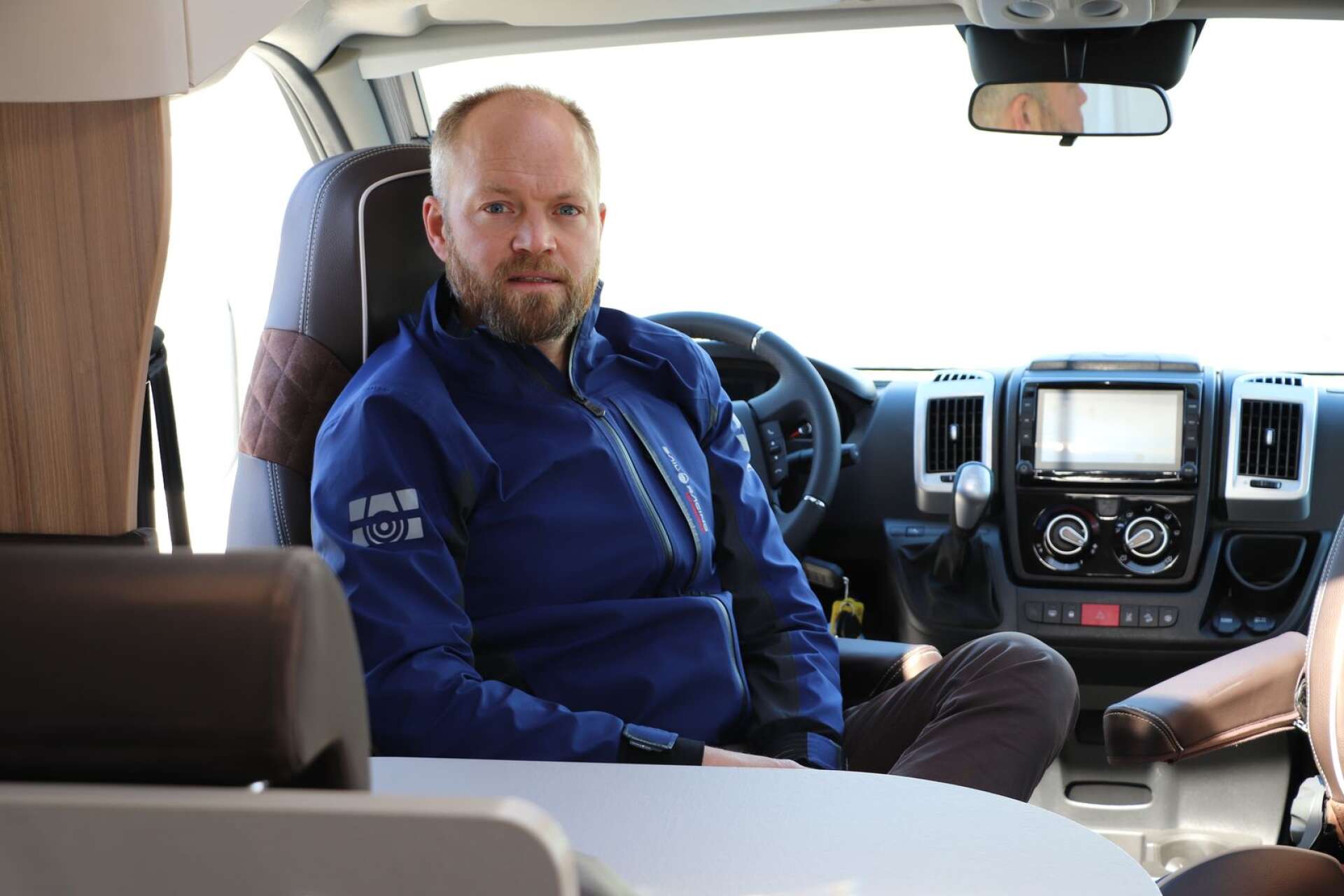 Lars Bergholm är husbils- och husvagnsimportör i Kristinehamn. Han sitter också i branschorganisationens styrelse och jobbar hårt för att husbilarnas skattebördor ska mildras.