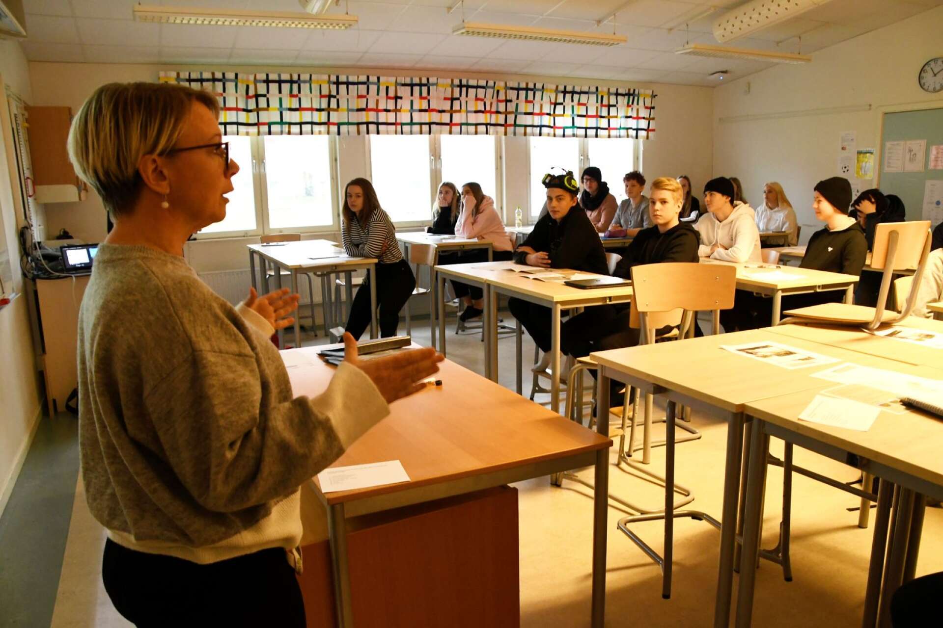 Kommunstyrelsens andre vice ordförande Pernilla Johansson diskuterar ÖP:n med elevrådet på Centralskolan.