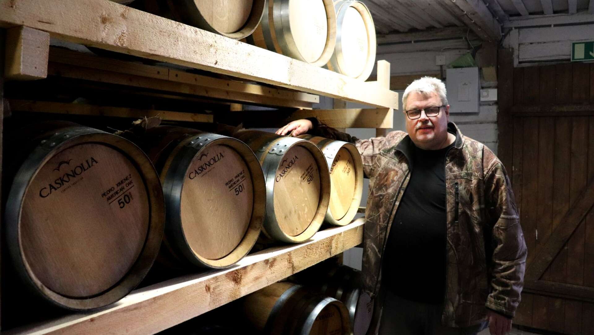 Morgan Svensson i det allra heligaste hos Nordmarkens destilleri i Holmedal - faten med whisky som står under lagring. Tre år ska whiskyn lagras för att få kallas just whisky.