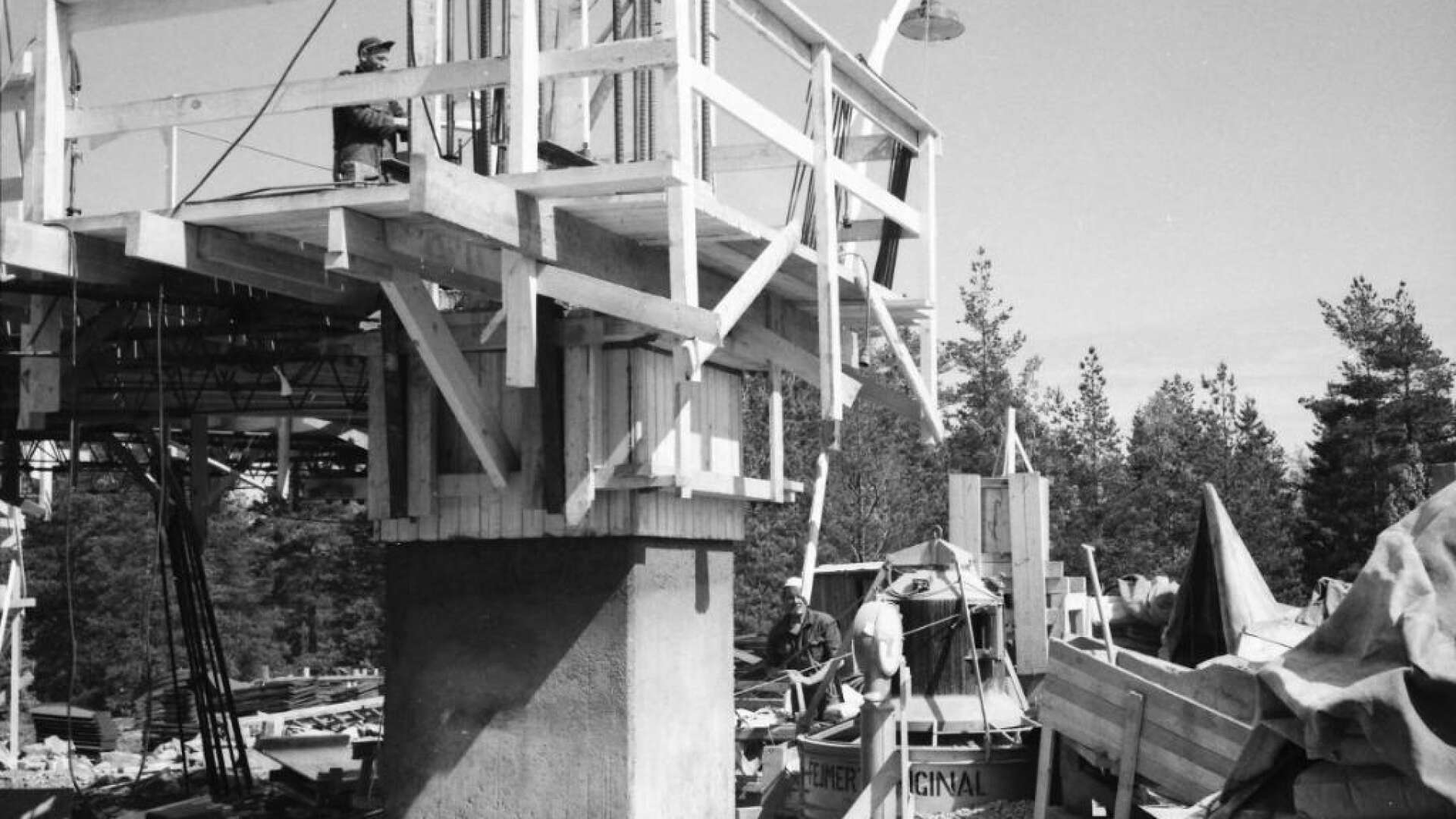 Att bygga Säffles nya vattentorn var inget enkelt projekt. Först skulle trapphus och omgivande ”ben” byggas. Ovanpå dessa skulle sedan den stora vattenreservoaren gjutas.