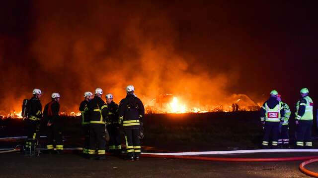 Räddningstjänsten bevakar branden på Tegelbruksgatan i Kvänum, sent på torsdagen.