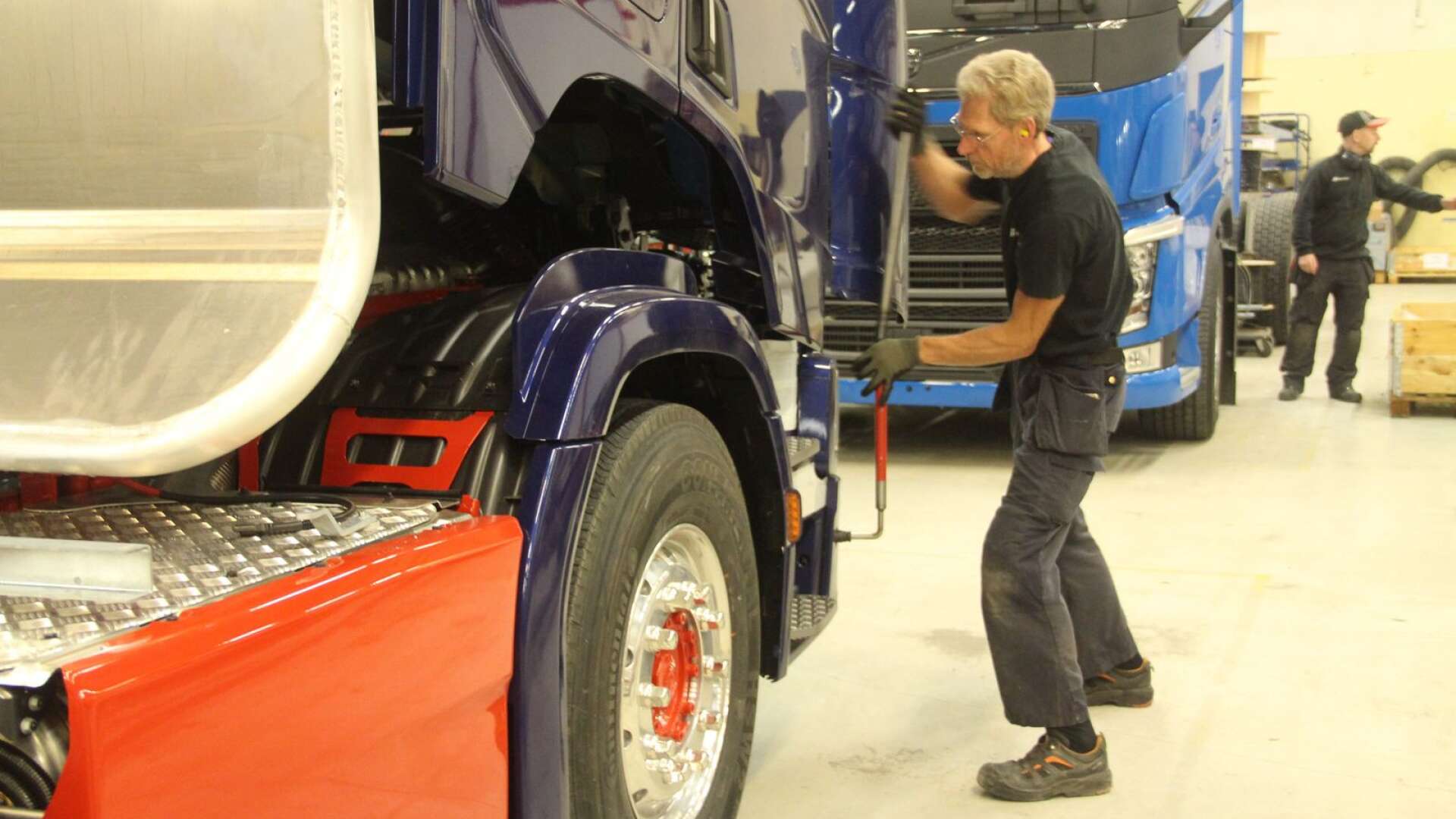 OP Höglunds i Säffle gör påbyggnader på lastbilar och släpvagnar. När produktionen står stilla vid Volvo Lastvagnar och Scania får det en direkt påverkan på företaget.