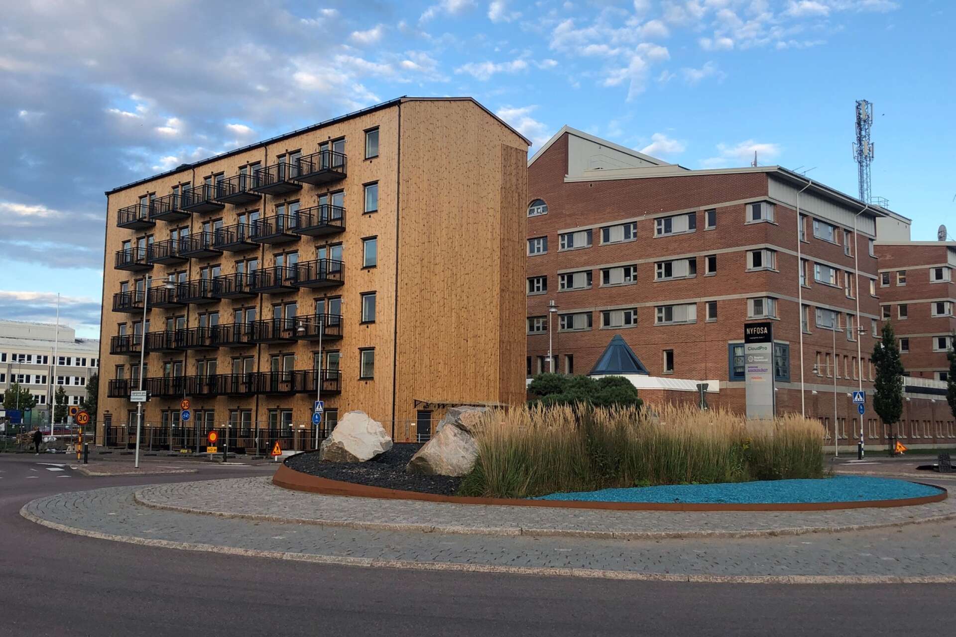 Folkbo Sverige har byggt ett sexvåningshus i trä med 36 hyresrätter på Tullholmen i Karlstad.