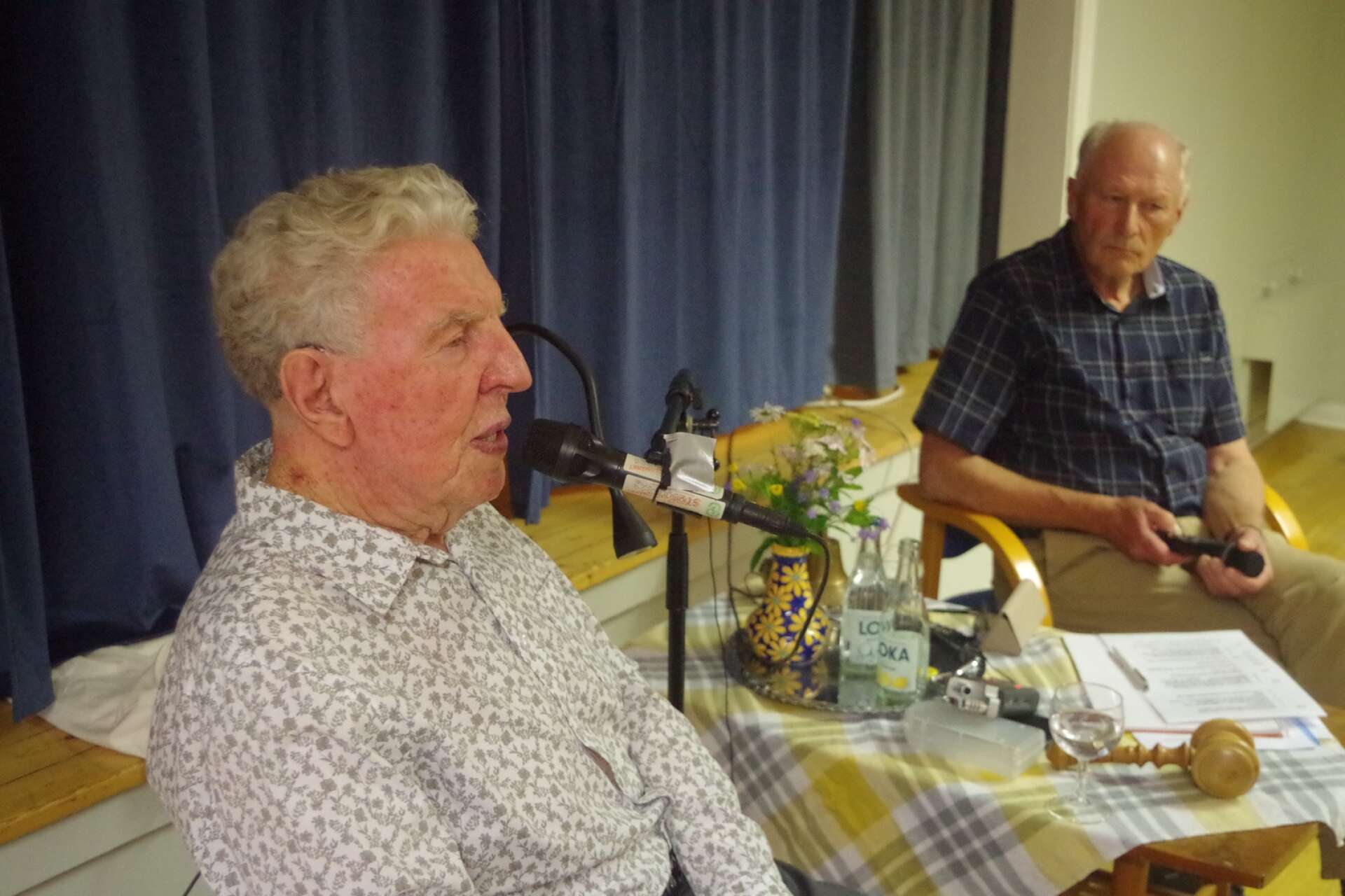 Ernst Askmar, 95 år ung, hade mycket att berätta om Kilas politiska historia. I bakgrunden syns mentorn Morgan Jaresjö.