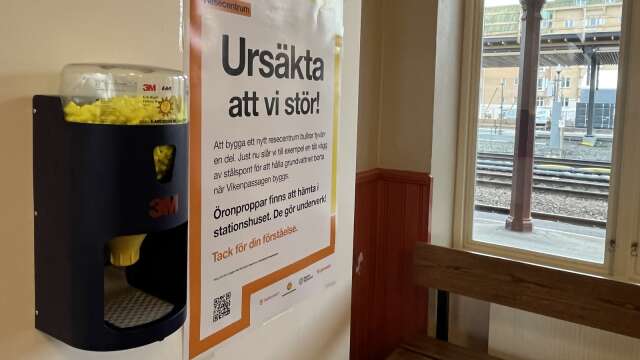 Öronproppar som lindrar ljudet från spontningen vid Vikenpassagen finns att hämta i inne på Centralstationen i Karlstad.