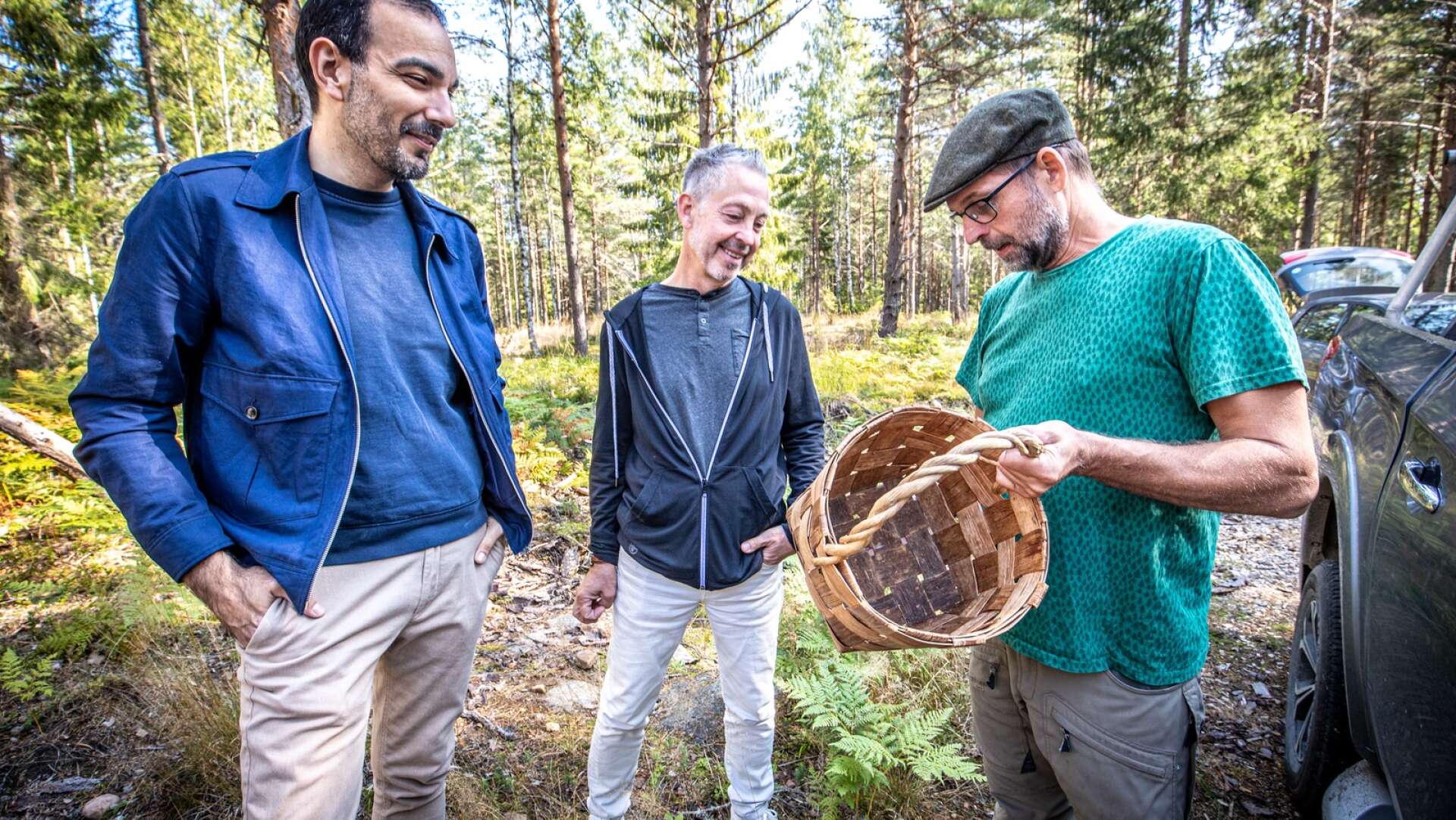 Anders Bengtsson visar ett exempel på vad man kan använda skogen till förutom byggande. 