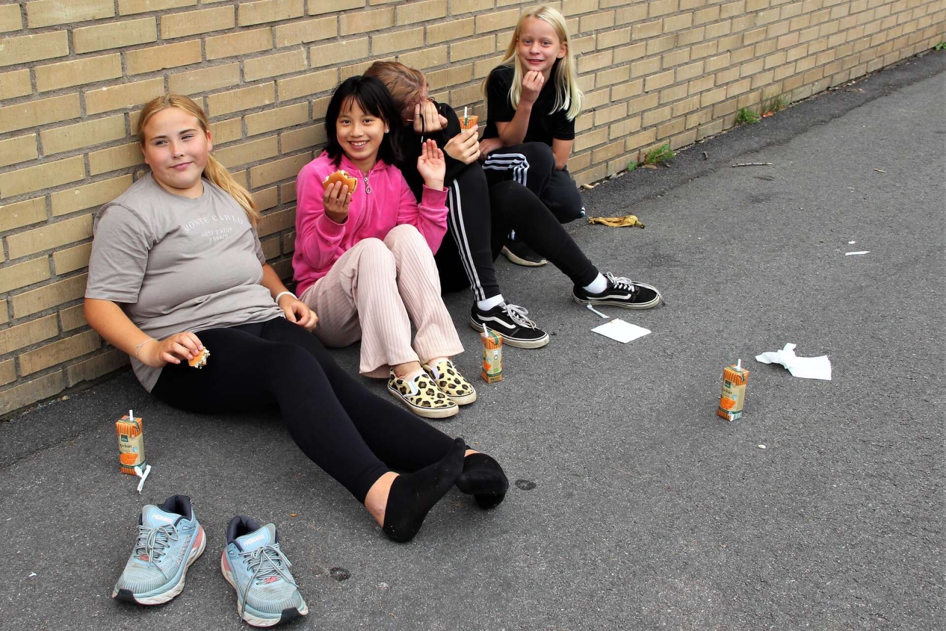 Käk ute på skolgården, från vänster; Vera Karlsson, Majken Wigg, Hanna Edgren och Klara Rosengren.
