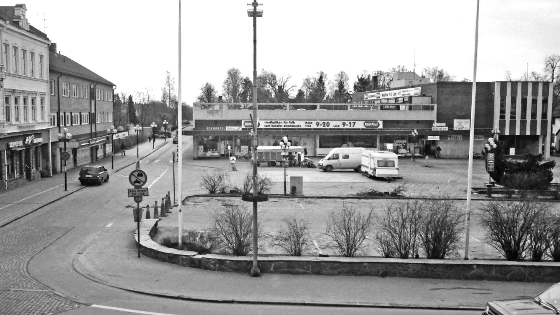 Den 20 mars 1995 stängdes parkeringen på Stortorget. Utplacerade koner hindrade in- och utfart. 3 april skulle det bli stopp för trafik på Hyttegatan framför Holgers. Det ljusare partiet på torget mitt emot Holgers visar var torgkiosken tidigare hade legat. 