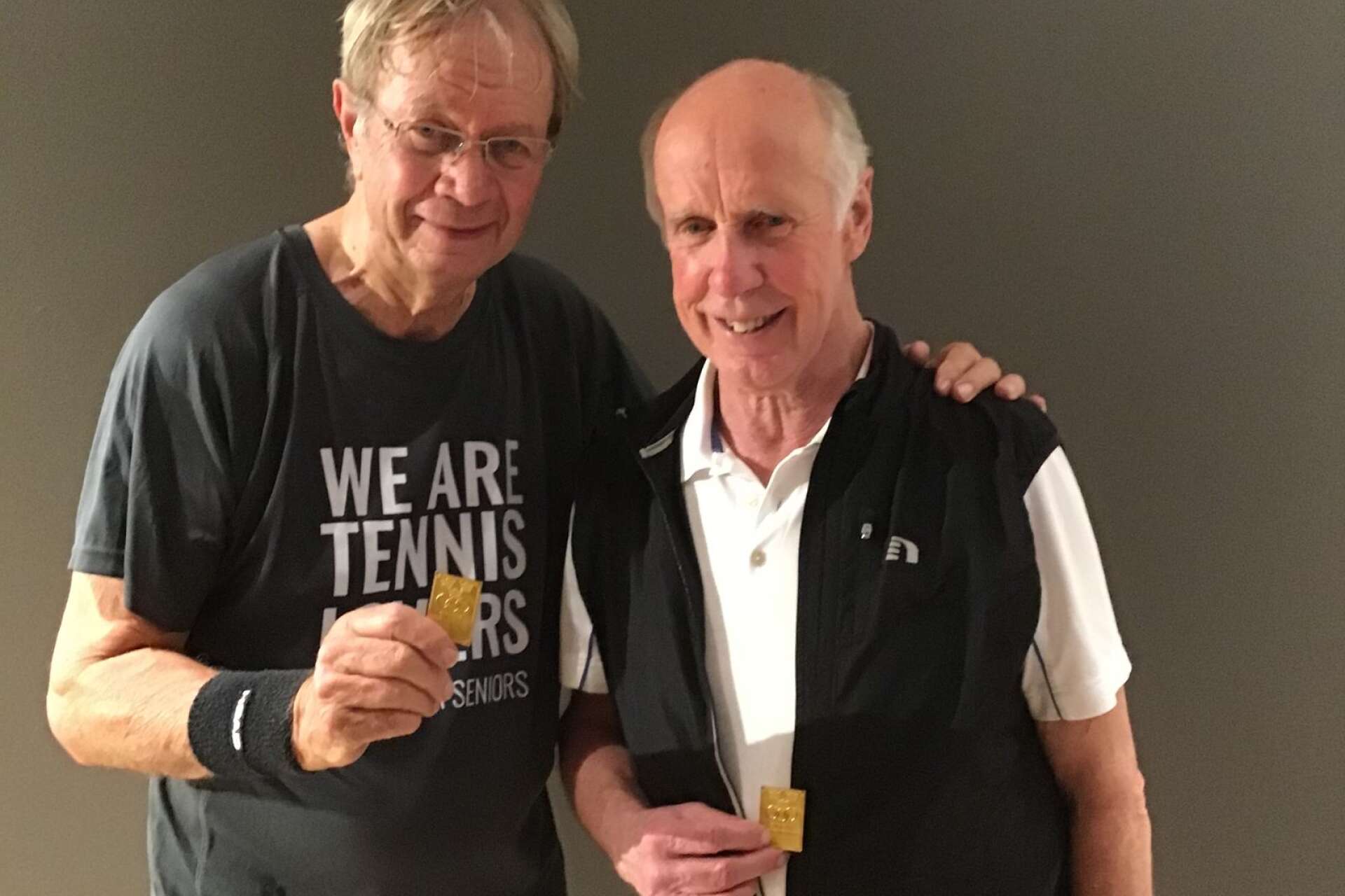 Håkan Ellwe är uttagen till veteran-VM i tennis. Här syns han till vänster tillsammans med Hammaröklubbkamraten Lennart Tobiasson efter fjolårets SM-guld i dubbel.
