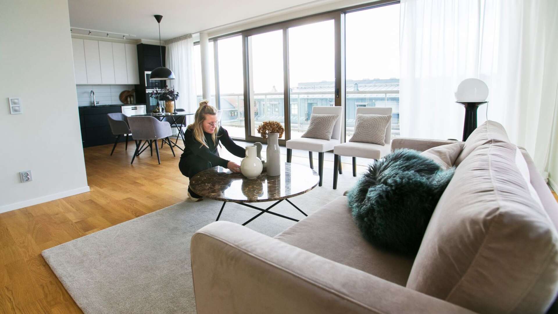 Inredning pågår. Sofia Widjeback, inredare och homestylning-expert, fixar till en lägenhet så att den ska se attraktiv ut inför fotografering och visning.