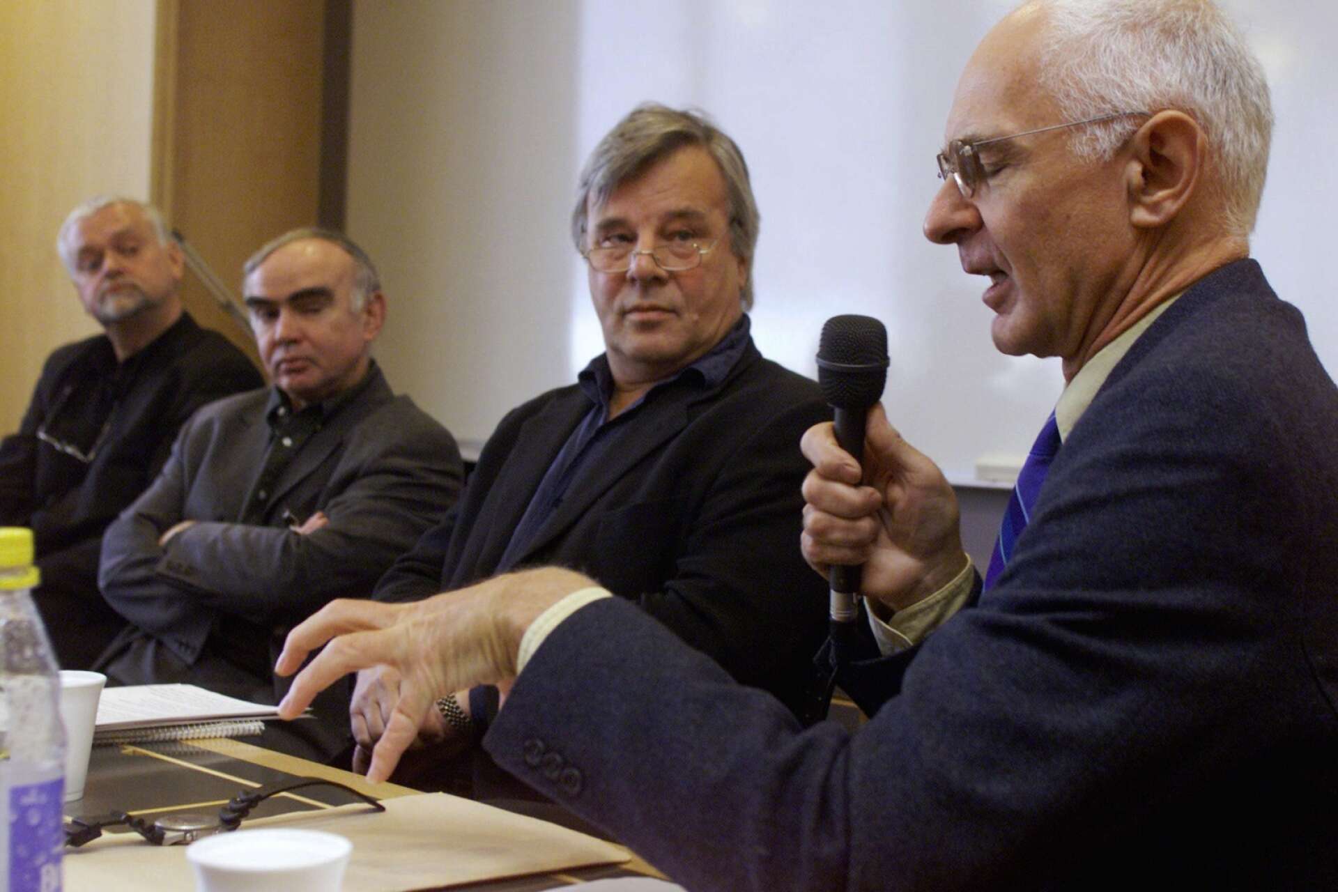 Arne Ruth i egenskap av gästprofessor om yttrande- och tryckfrihet och censur på ett möte i Oslo 2002 tillsammans med professor Rune Ottesen, författaren och journalisten Jan Guillou och Jonathan Steel från den brittiska tidningen The Guardian.