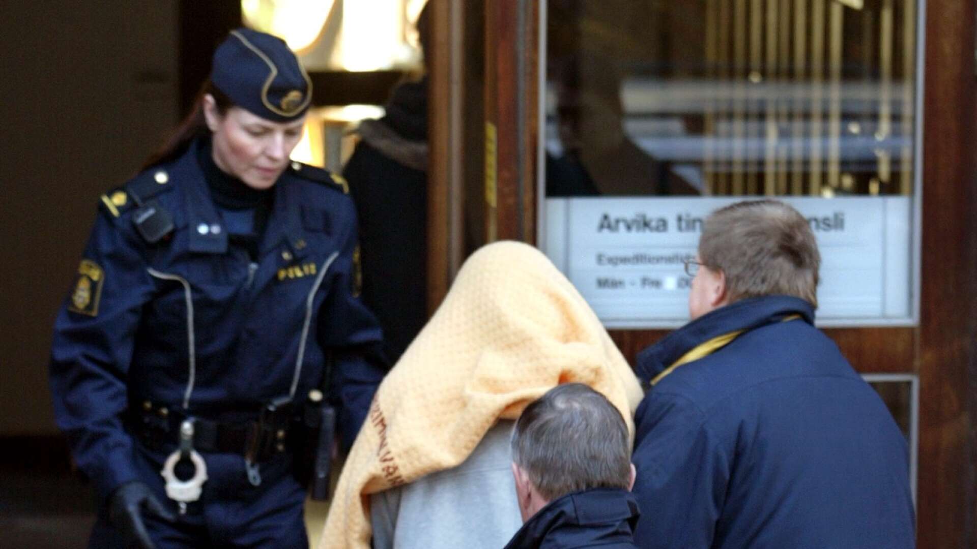 Den misstänkte för mordet på Sabina Eriksson förs in i Arvika tingsrätt. Arkivbild.