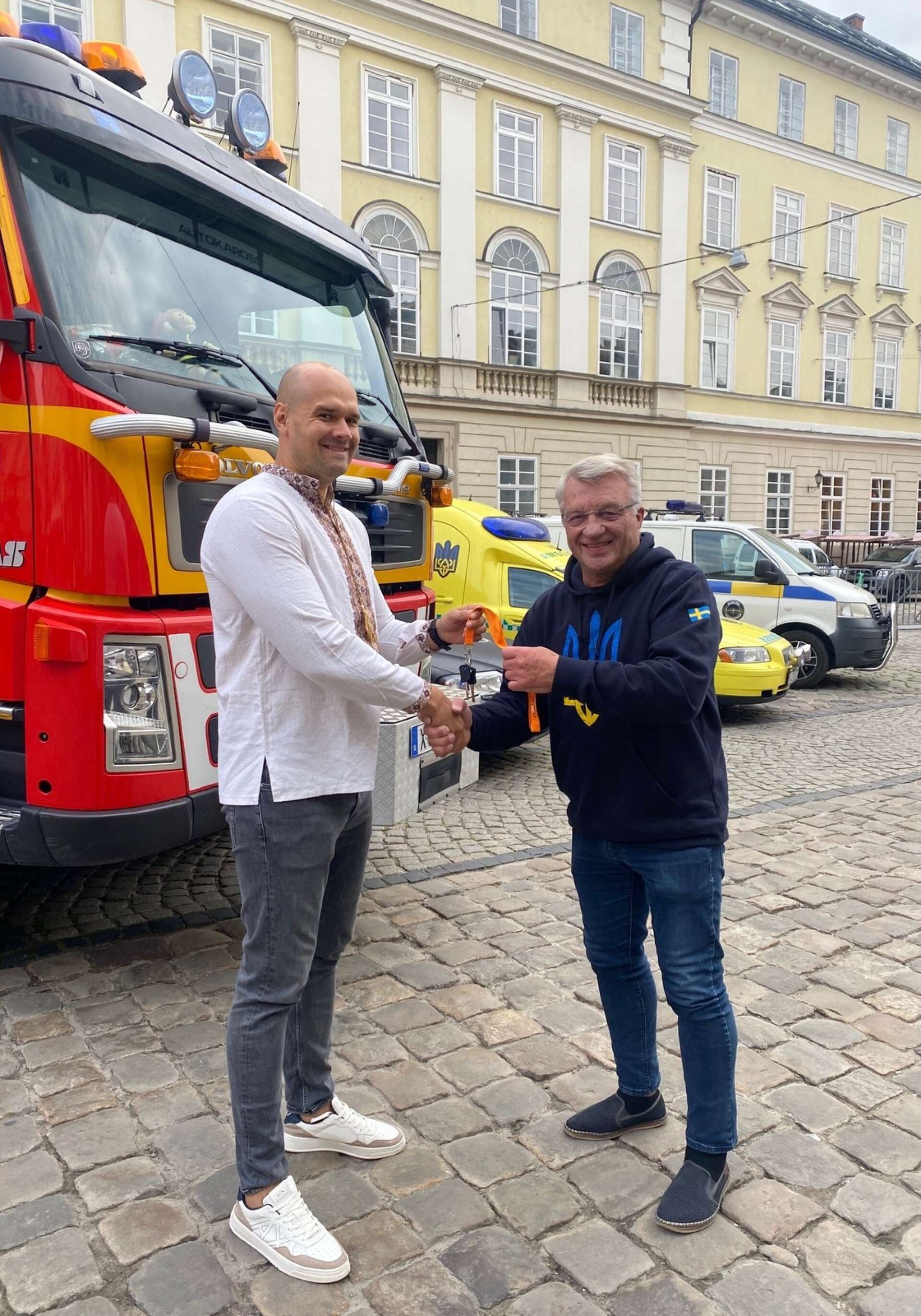 På torget i Lviv överlämnade Stig Bertilsson i söndags nycklarna till Zelenodolsks borgmästare Dmitry Nevesely. Nycklarna till den brandbil som Bengtsfors kommun skänkt till Zelenodolsk.