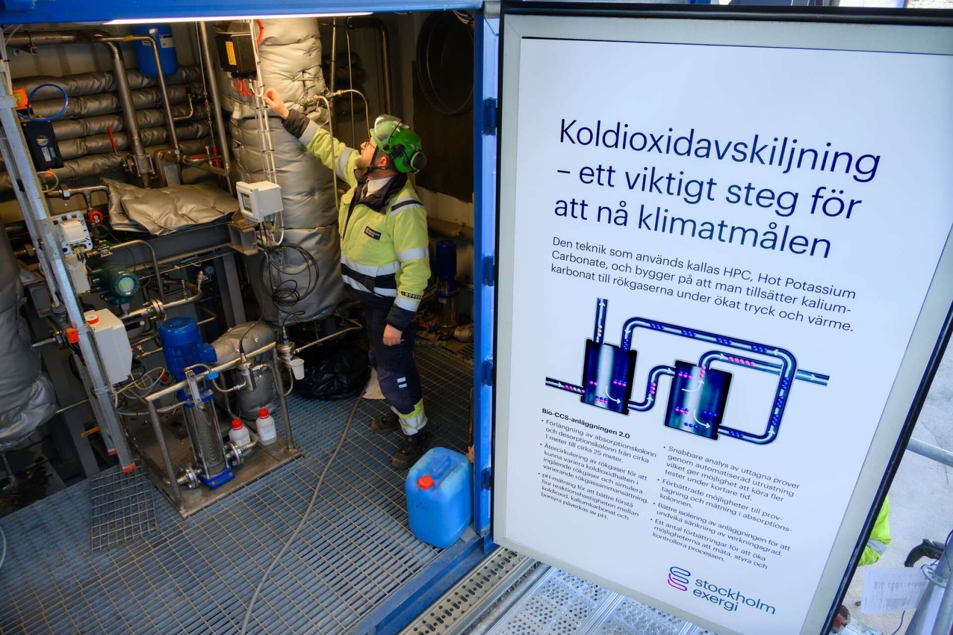 Värtaverket i Stockholm har en forskningsanläggning som ska ta bort koldioxiden från biokraftvärmeverkets rök. Fullt utvecklad kan den fånga in mer koldioxid som trafiken i huvudstaden släpper ut varje år, enligt Stockholm exergi.