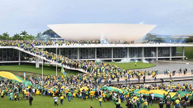 Anhängare till tidigare högerpresidenten Jair Bolsonaro stormar kongressområdet i Brasiliens huvudstad Brasilia.