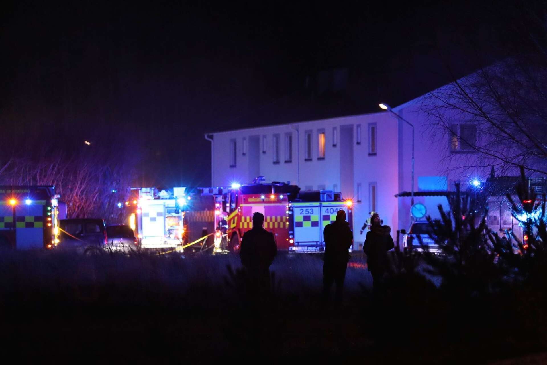 Räddningstjänsten arbetade stora delar av natten för att få kontroll på branden som härjade i ett flerfamiljshus i Brännebrona.