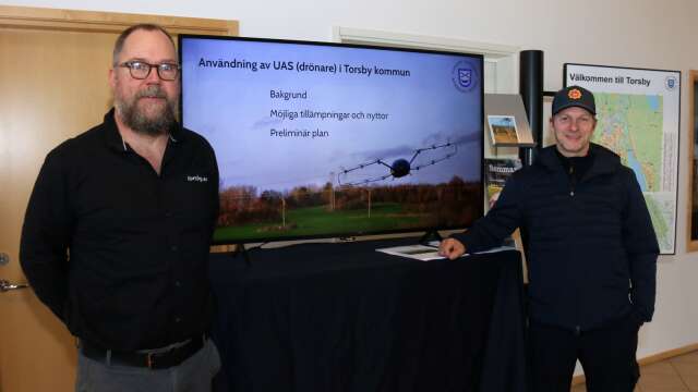 Johan Erlandsson och Peter Bergström förklarar hur drönare kan användas inom den kommunala organisationen i Torsby.