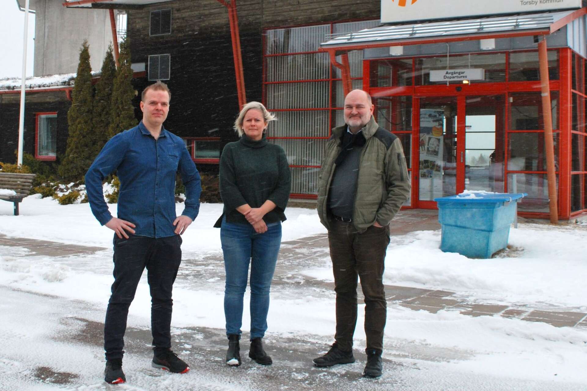 Flygplatschefen Martin Berglund tillsammans med Jeanette Arvidsson och Peter Larsson.