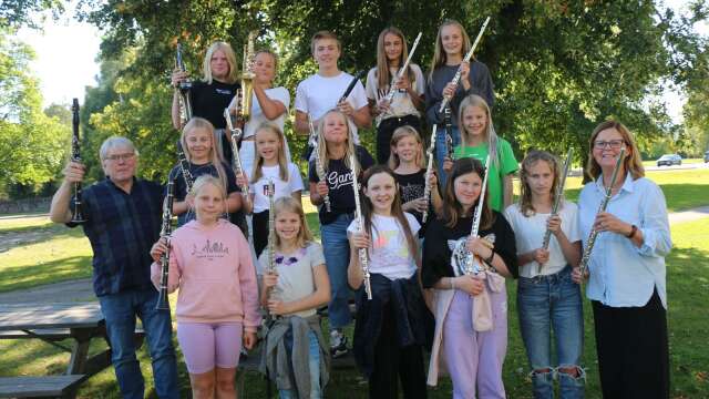 ”Vi vill bli fler”. Blåseleverna vid Kulturskolan i Sunne flankerade av musiklärarna Johnny Hedlund och Ritha Romot hoppas att projektet Blåskul ska få många att börja spela blåsinstrument.