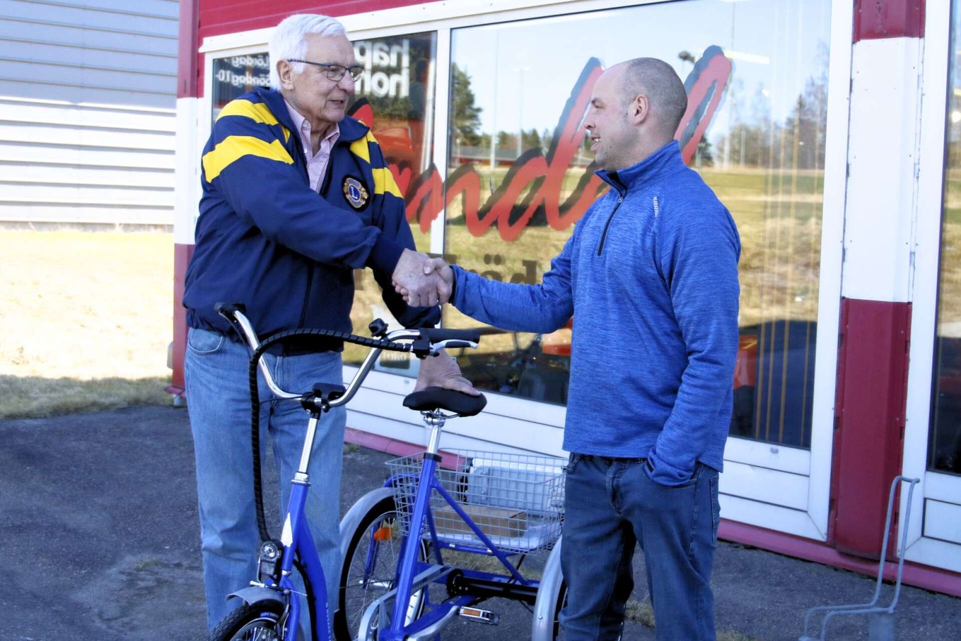 Stefan Fejes gav över en trehjulig elcykel till årets stipendiat Christian Allén.