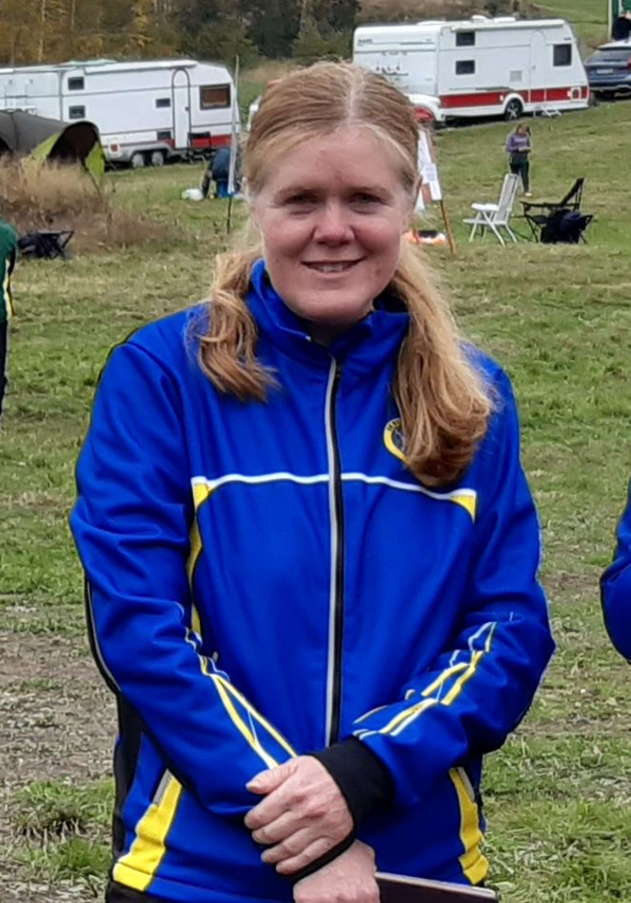 Anna-Karin på en orientering 2021 – ungefär ett år innan olyckan som ändrade allt. Då var hennes största intresse att träna och springa orienteringstävlingar.