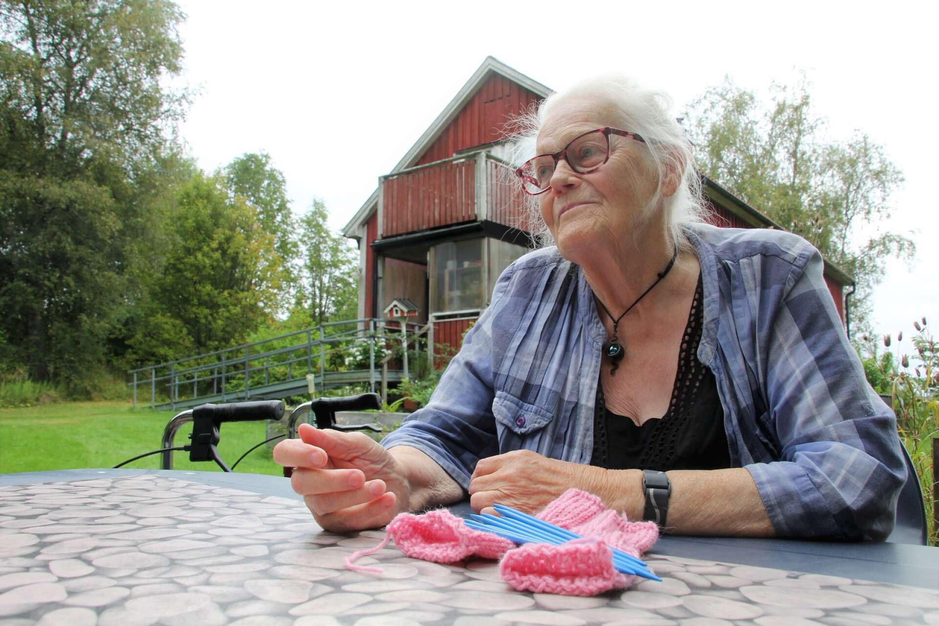 Solveig Andersson, Rölanda, har ett stort intresse för stickning och har genom åren skickat lådvis med handarbetade klädesplagg till behövande i Litauen. Garnerna som hon använder sig av är ofta skänkta. 